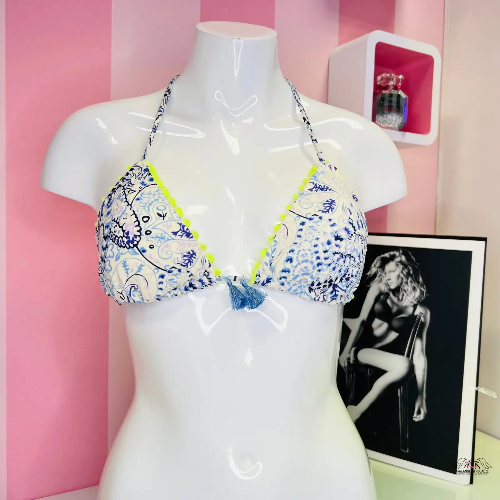 Zářivý horní díl plavek s květinovým vzorem a třásněmi, ideální volba pro plavky