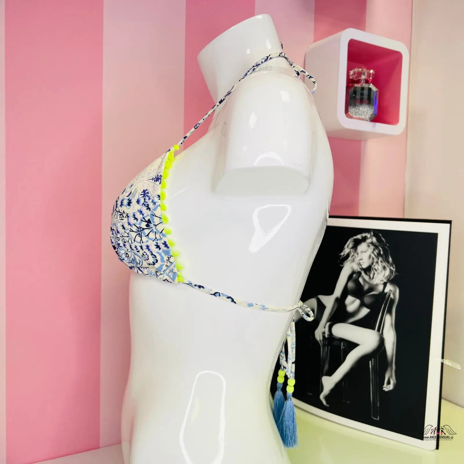 Bikini top na figuríně, zářivý horní díl plavek s třásněmi a žlutými ozdobami