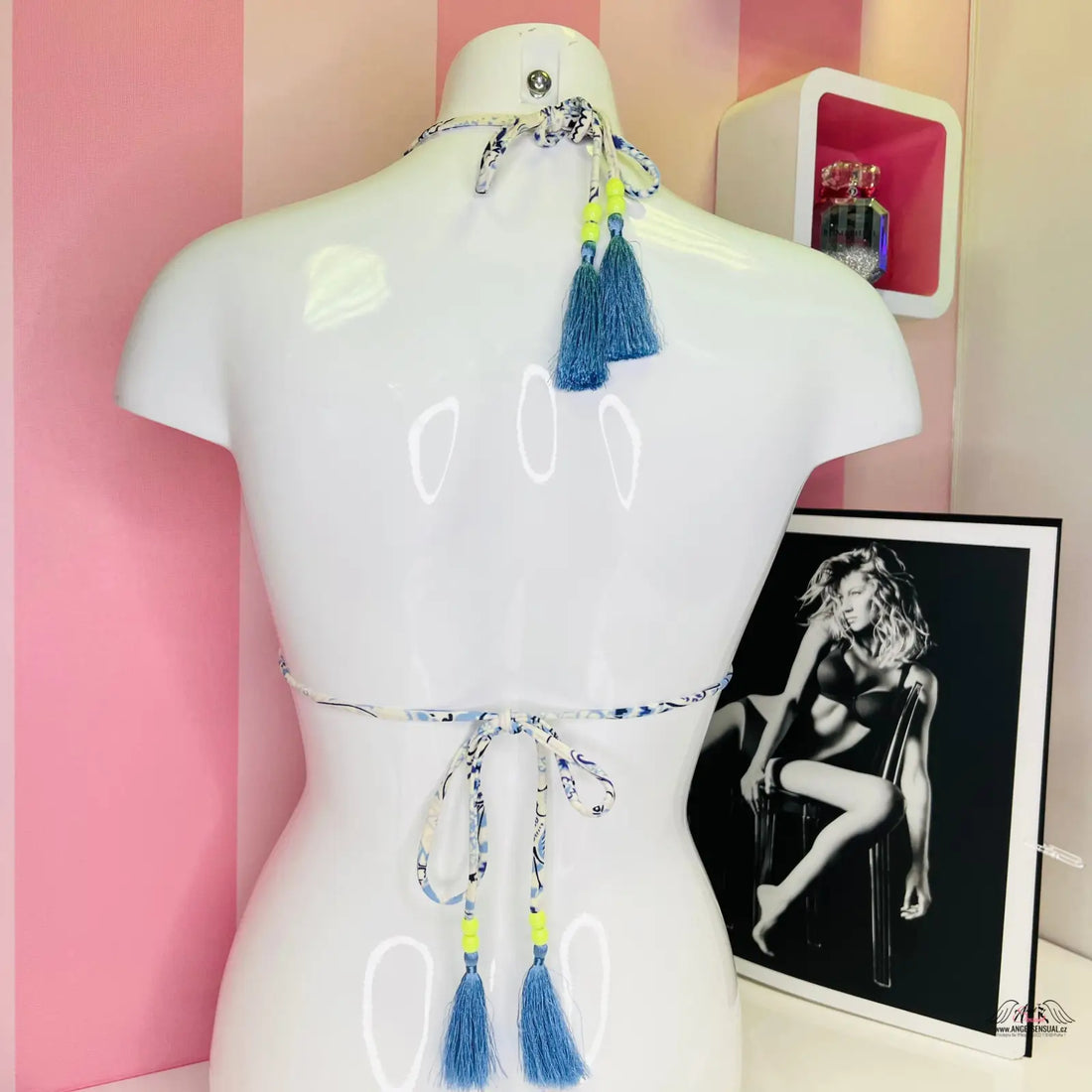 Zářivý horní díl plavek s květinovým vzorem a třásněmi pro ideální plavky