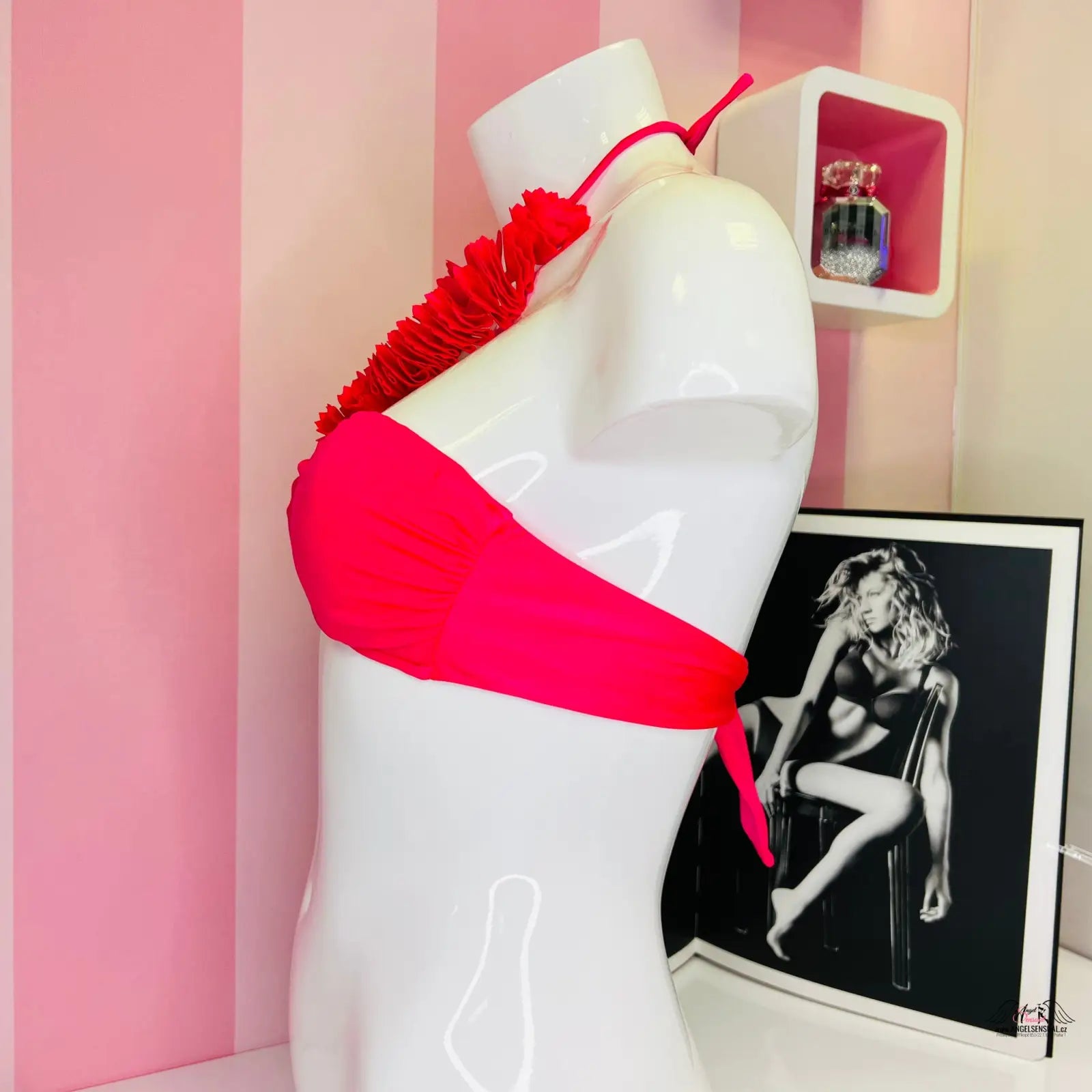Hot pink horní díl plavek s ozdobnými volánky od Victoria’s Secret, stylový horní díl