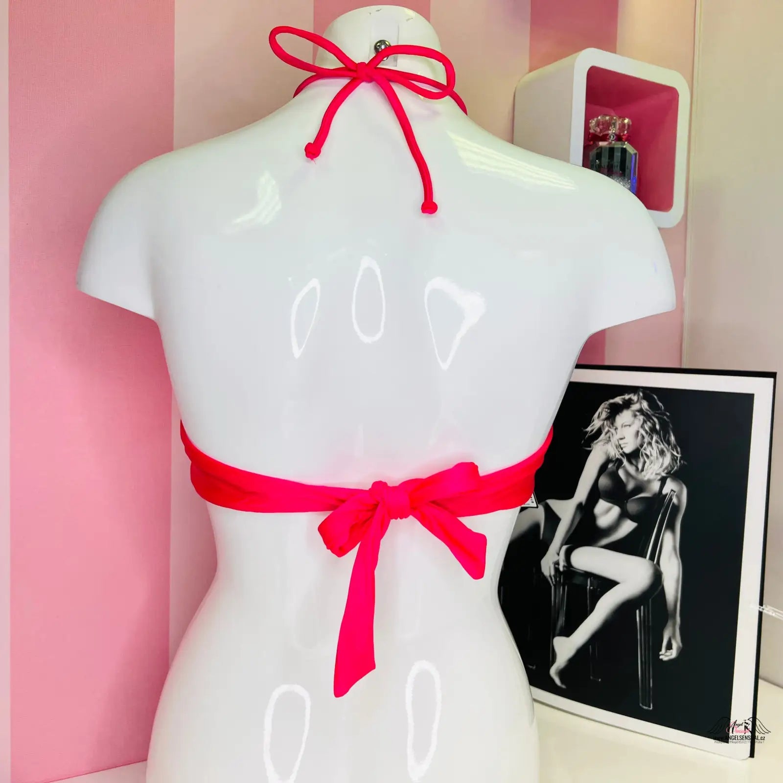 Pink halter top on mannequin, stylový horní díl plavek s ozdobnými volánky