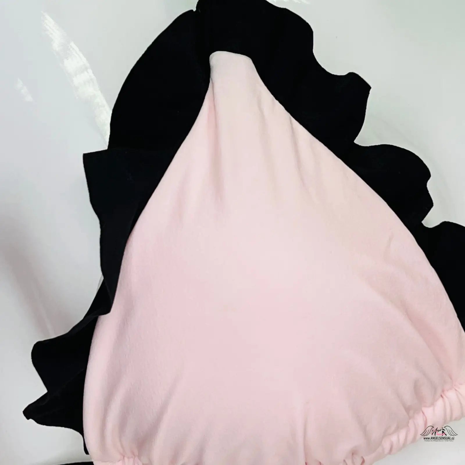 Pink and black horní díl plavek s jemným volánkem a šňůrkovým zavazováním