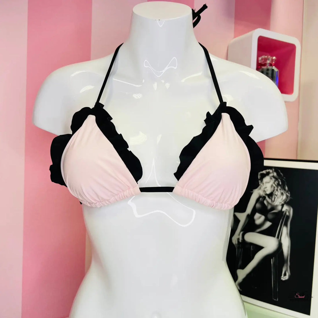 Pink a černý horní díl plavek s jemným volánkem a šňůrkovým zavazováním