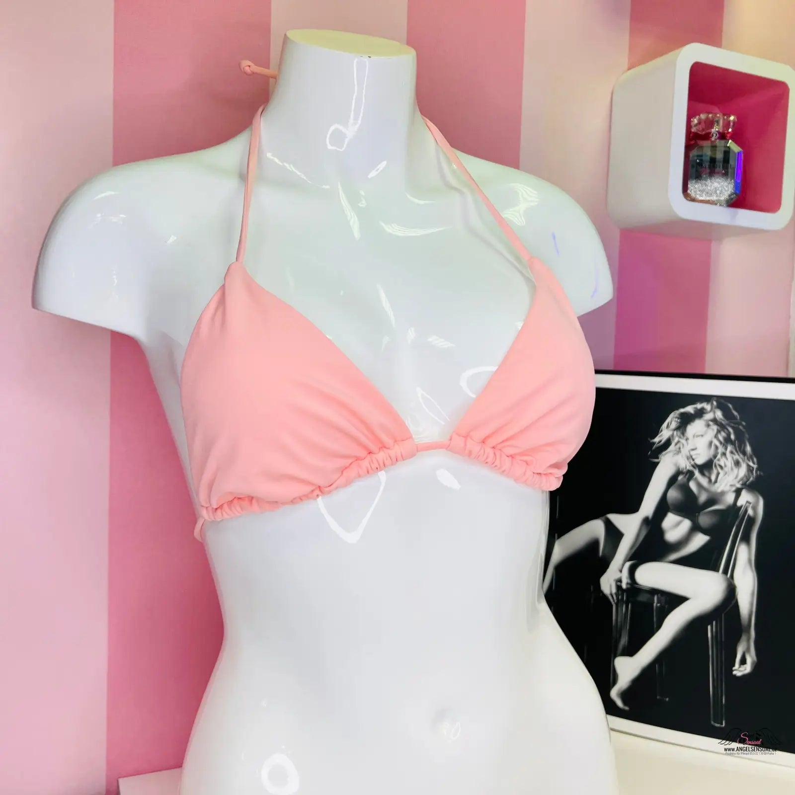 Stylový horní díl plavek Victoria’s Secret ve výrazné růžové barvě na bílém figurínu