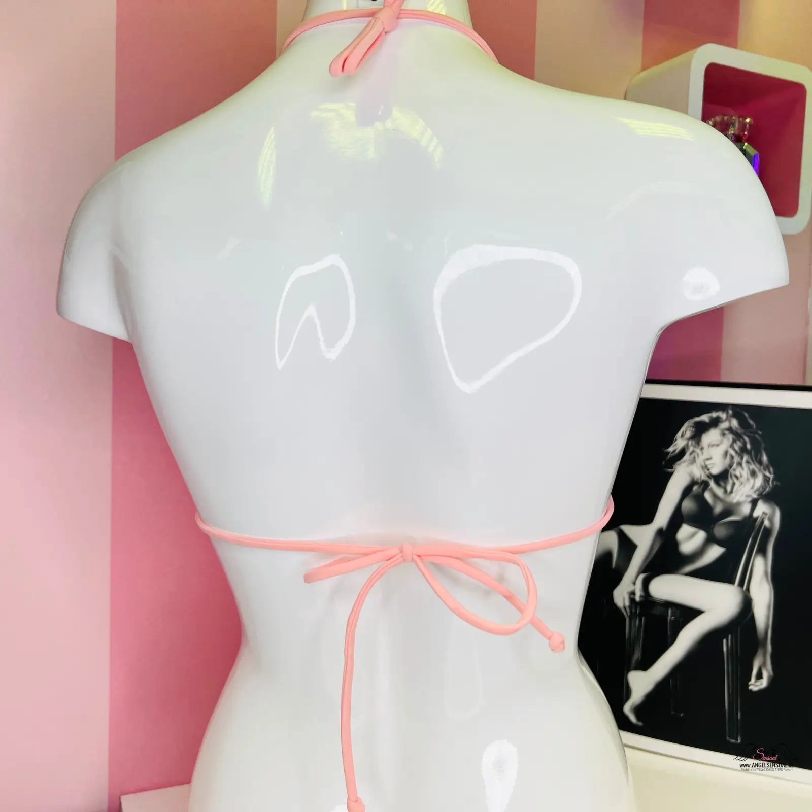 White mannequin torso with pink ribbon, stylový horní díl plavek pro letní radovánky
