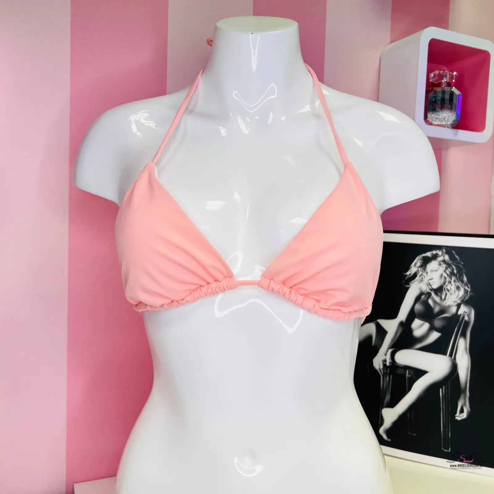 Stylový horní díl plavek v meruňkové barvě na bílém modelu pro letní radovánky