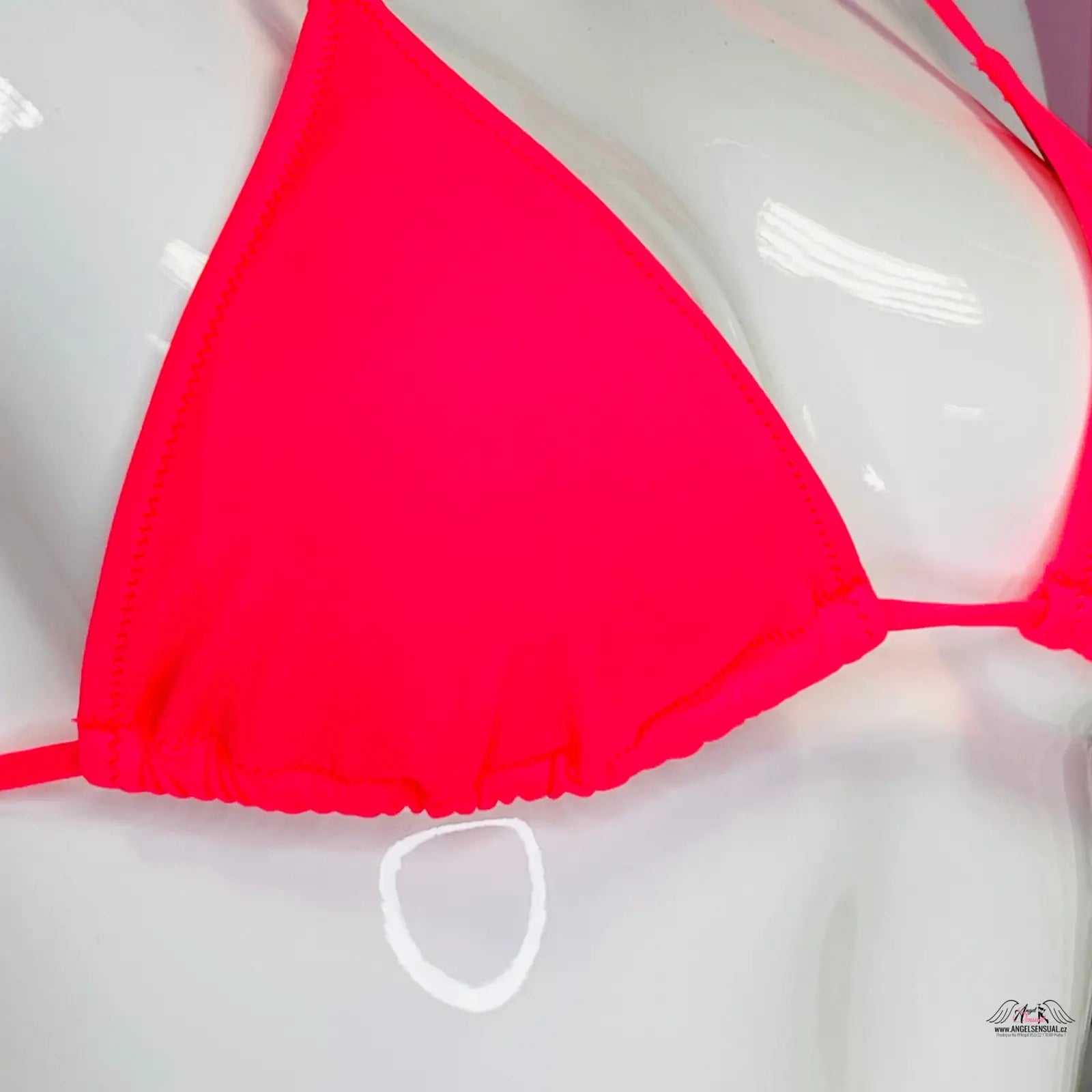 Bikini top s červeným trojúhelníkem, stylový plážový vzhled, Victoria’s Secret