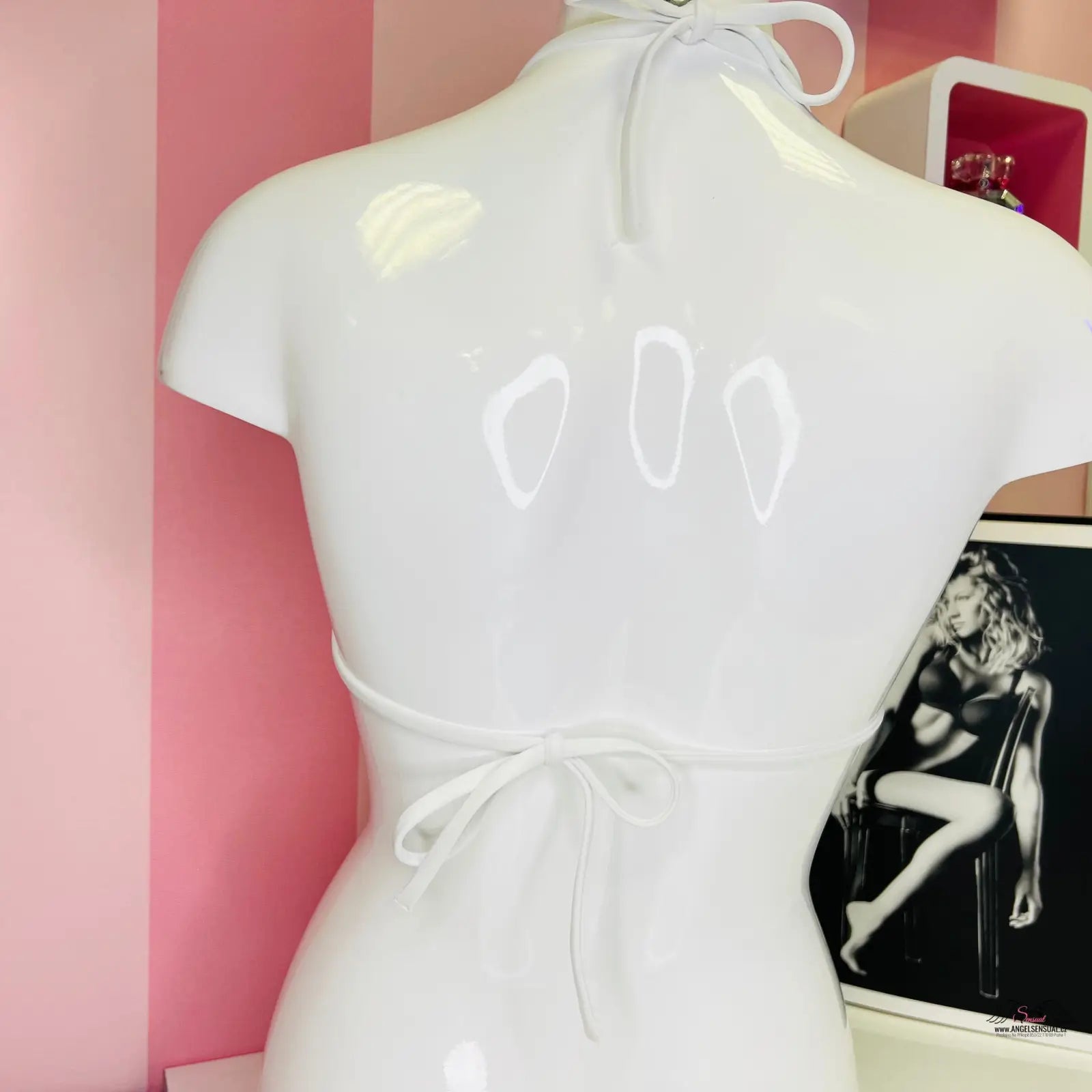 Manekýn s bílým topem Victoria’s Secret Horní Díl Plavek Triangle Více Barev, stylový plážový vzhled