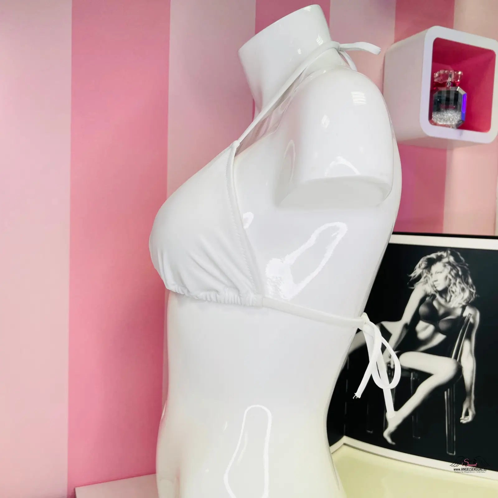 Manekýn s bílým topem z kolekce Victoria’s Secret Horní Díl Plavek Triangle Více Barev, stylový plážový vzhled