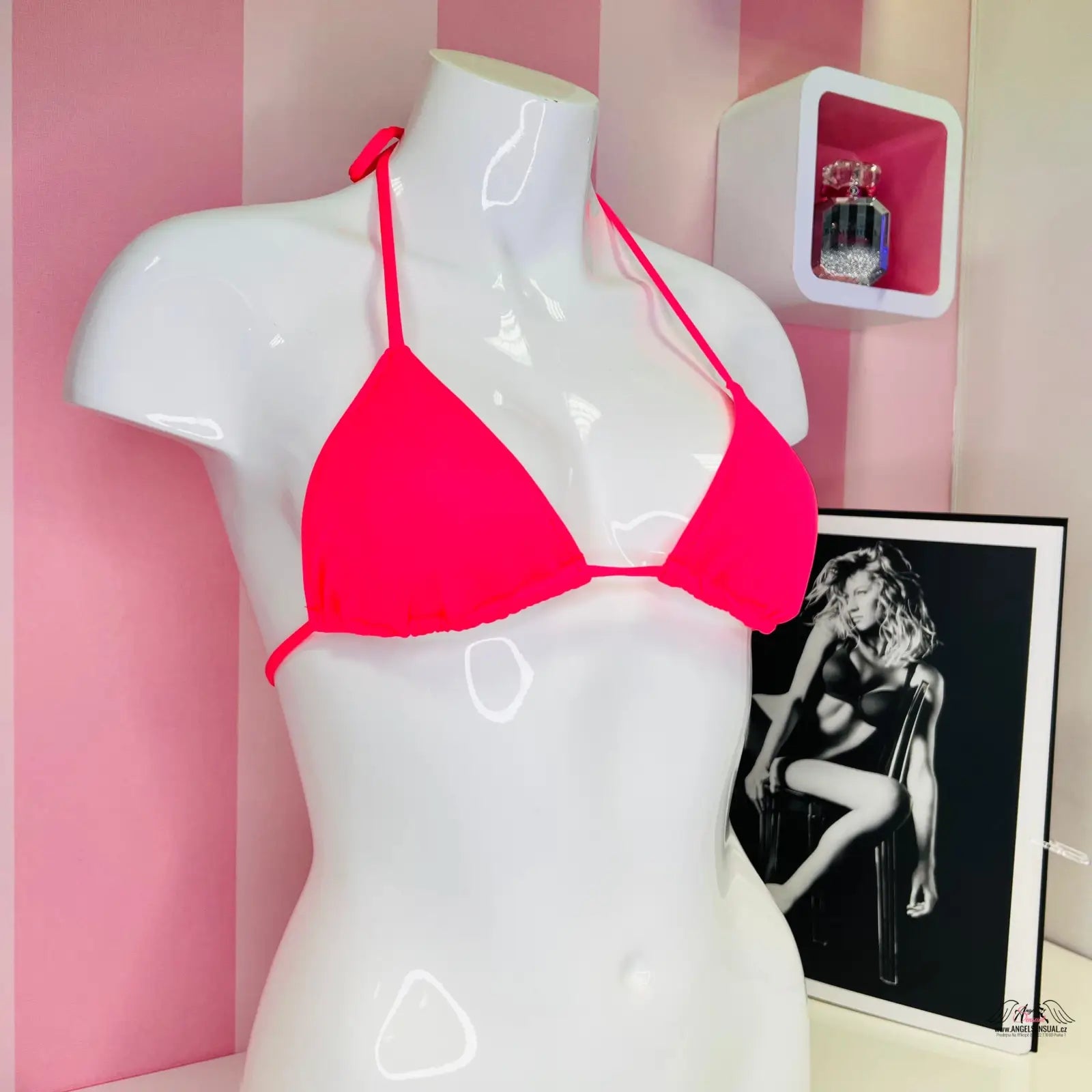 Bílá mannequín s červeným trojúhelníkovým bikini topem pro stylový plážový vzhled