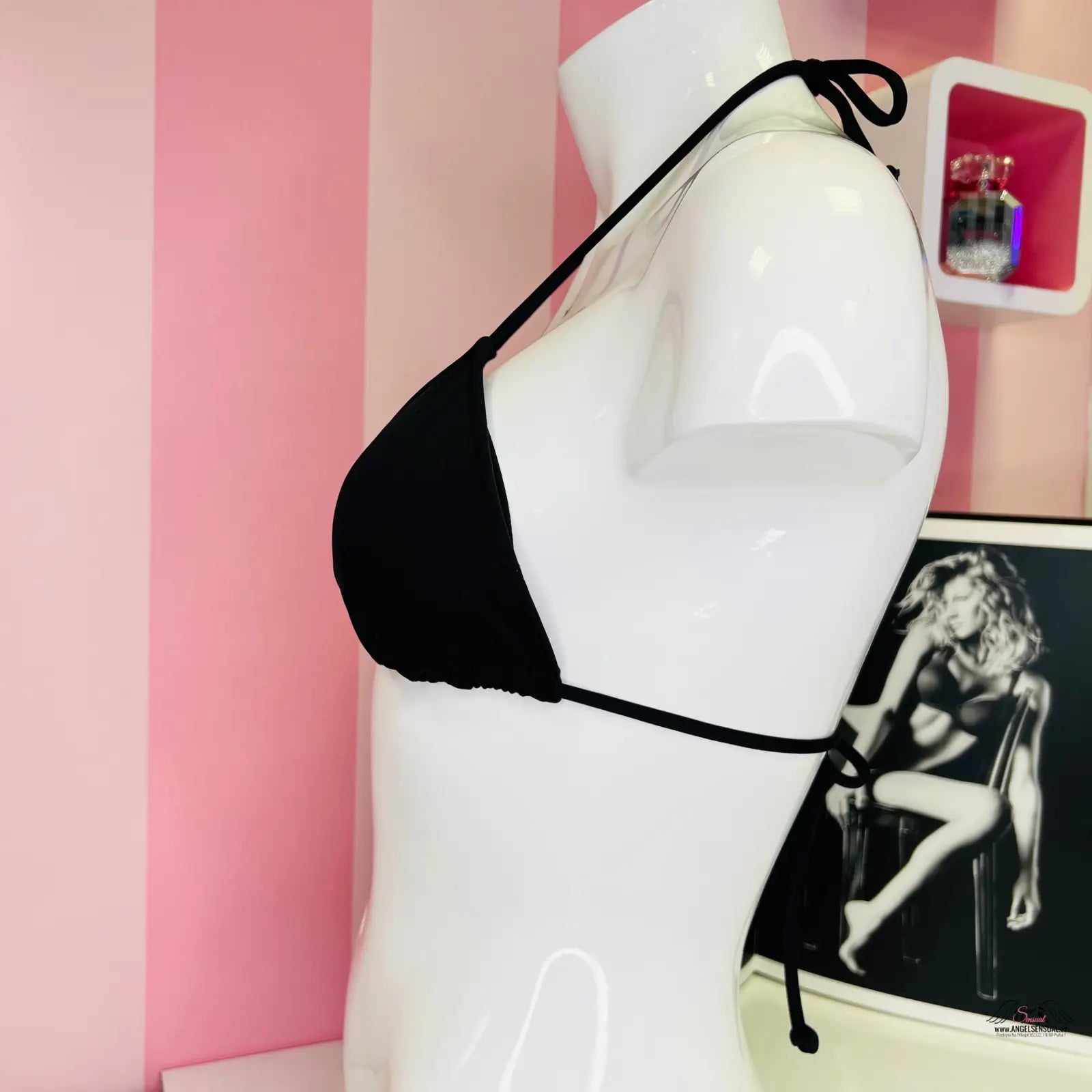 Manekýn s černými trojúhelníkovými bikinami pro stylový plážový vzhled