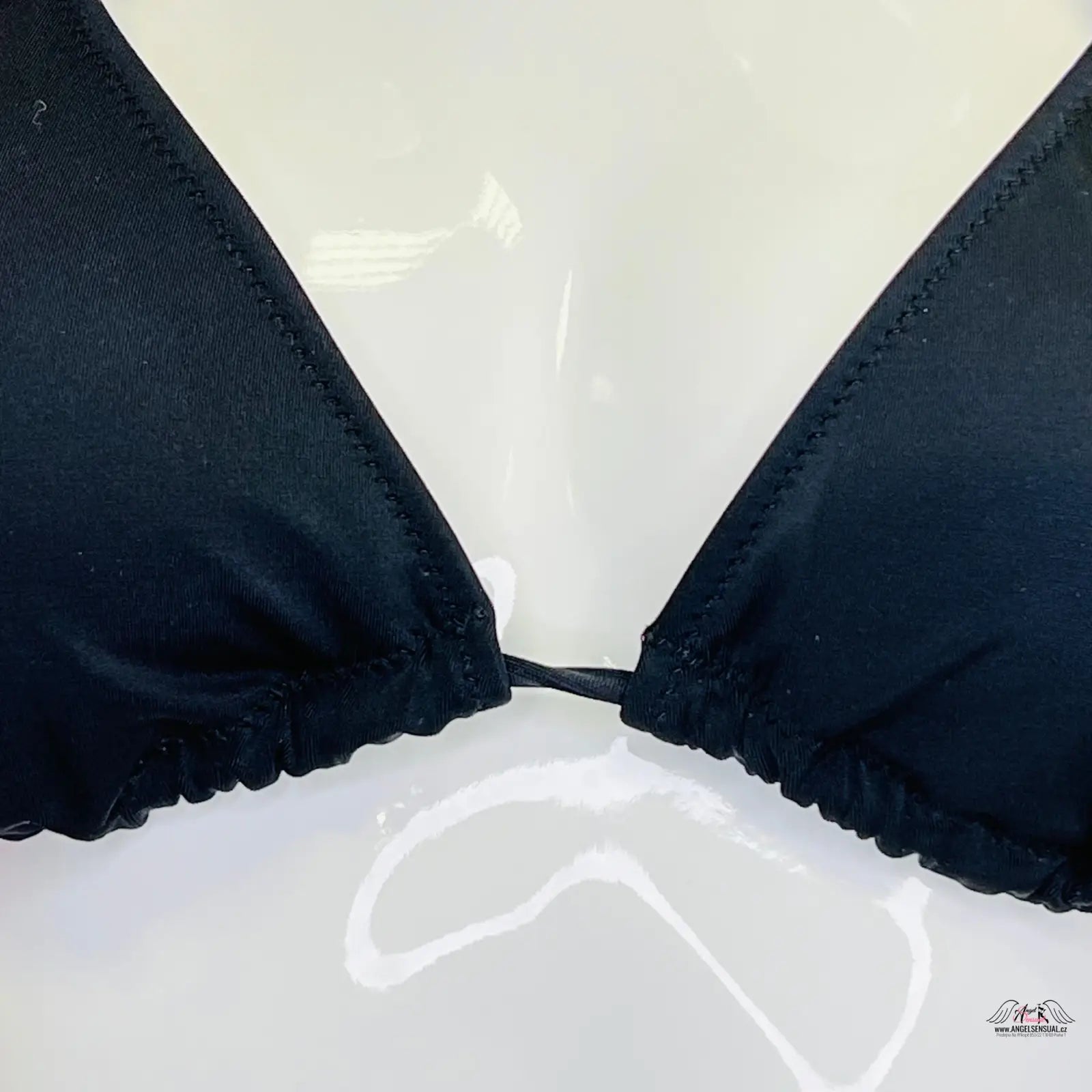 Černý trojúhelníkový bikiny top s černým šňůrkovým provedením, stylový plážový vzhled