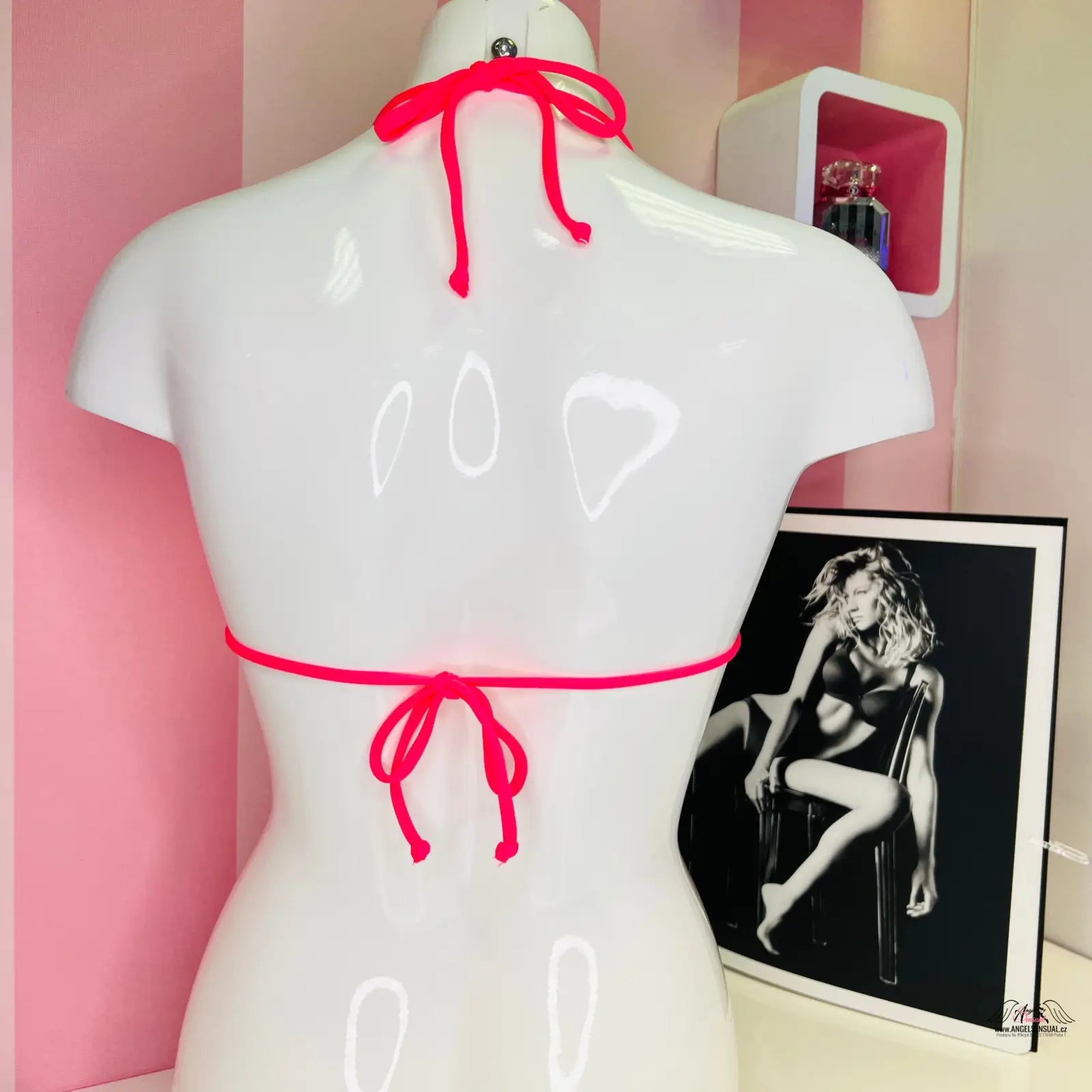Manekýn s červenou stuhou na trojúhelníkových bikinách Victoria’s Secret pro stylový plážový vzhled