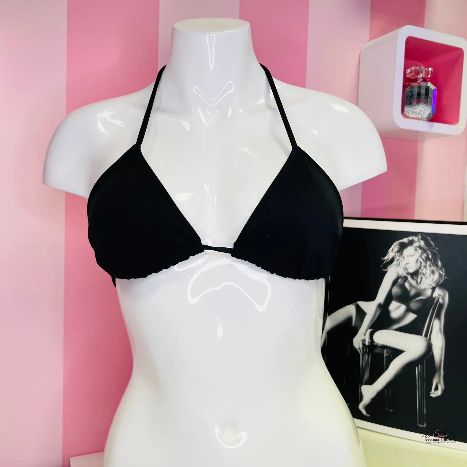 Černý trojúhelníkové bikiny top na manekýně pro stylový plážový vzhled