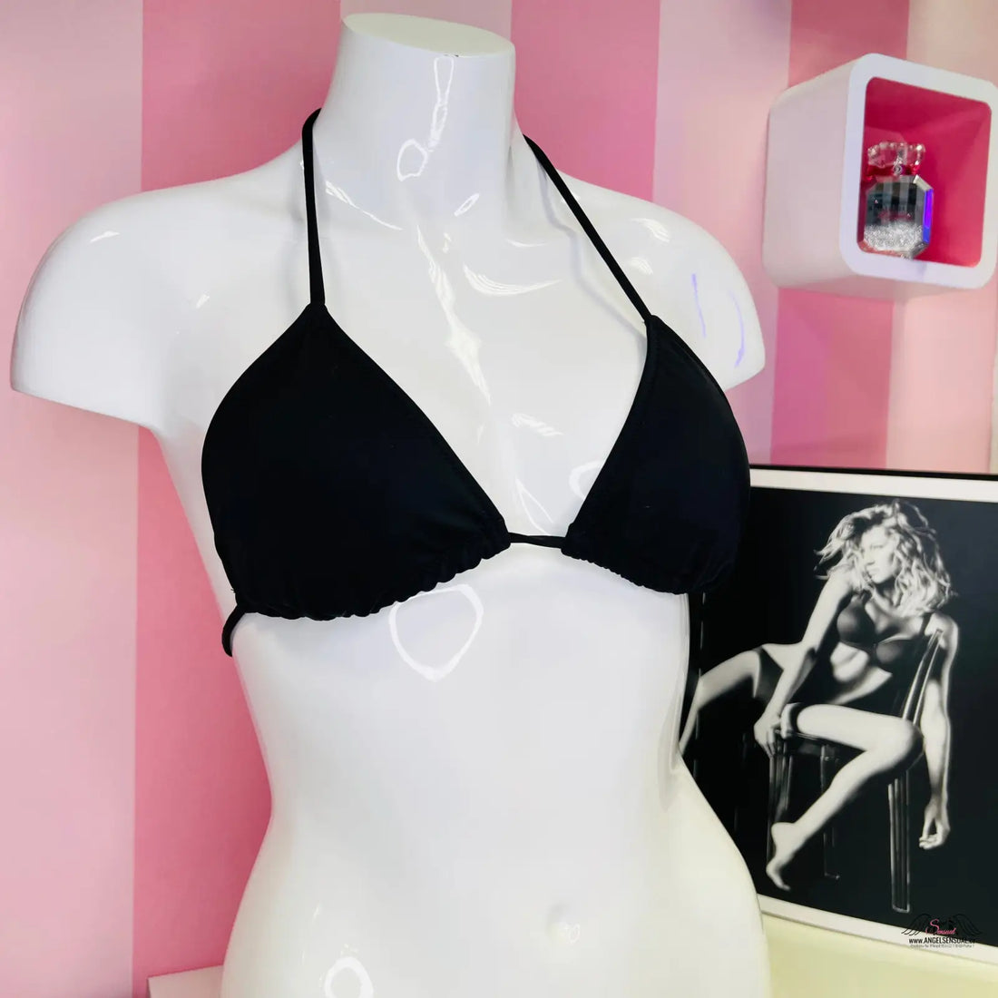 Černý trojúhelníkový bikiny top na mannequin, stylový plážový vzhled, Victoria’s Secret