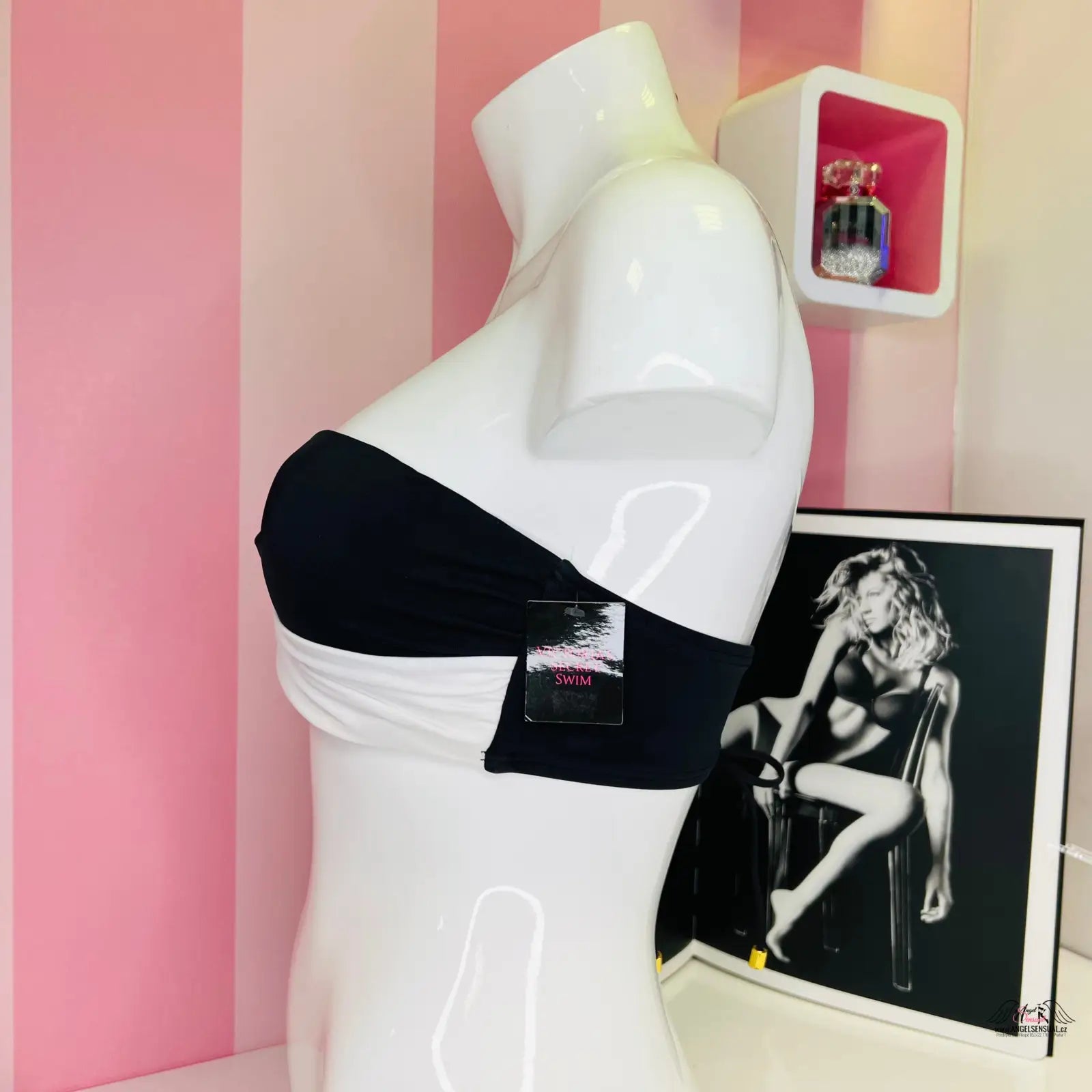 Bílý torso model s černobílým horním dílem plavek značky Agent Provocateur s falešným šněrováním