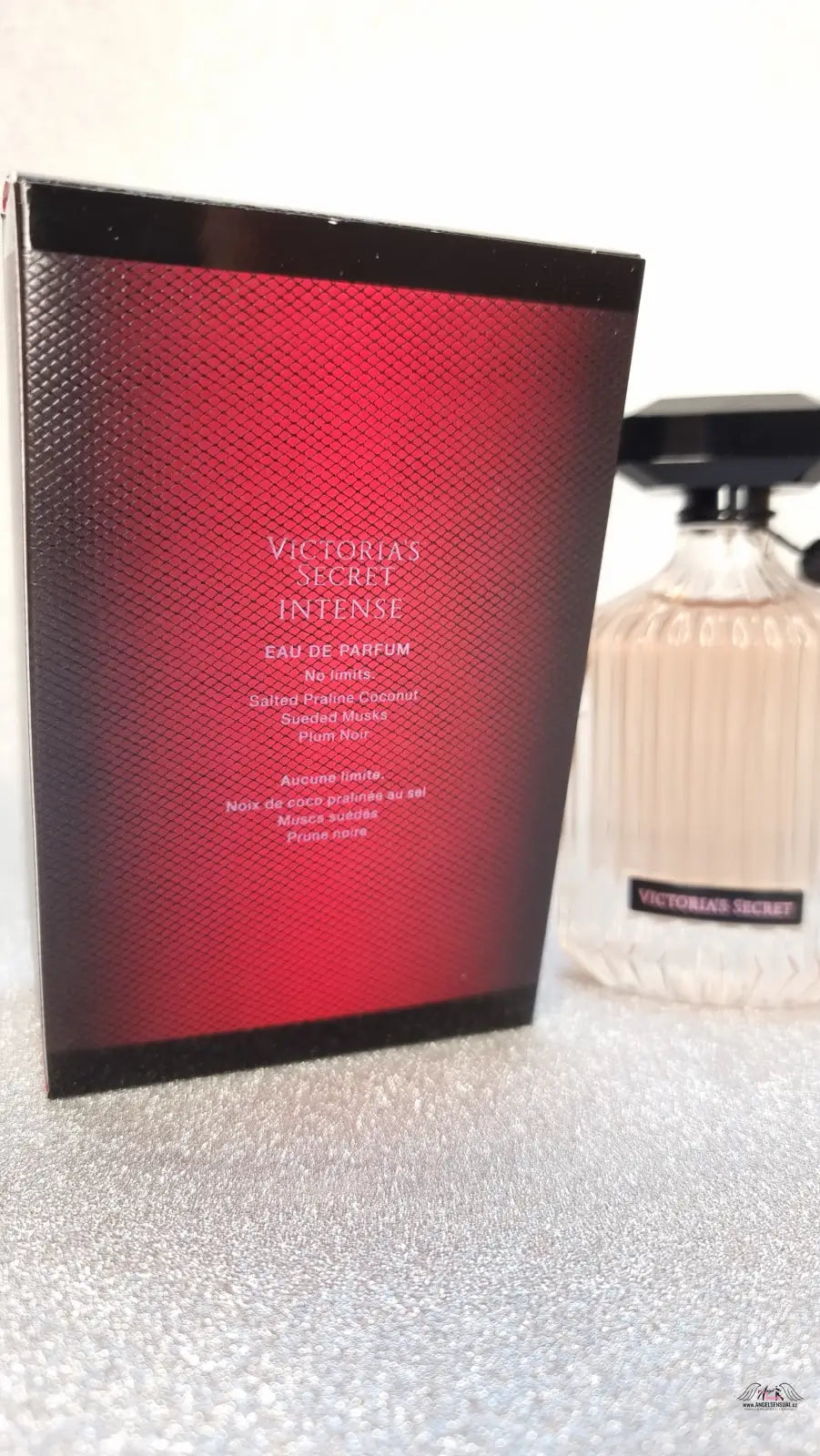 Victoria’s Secret Intense parfém s tóny Švestky Noir a semišového pižma