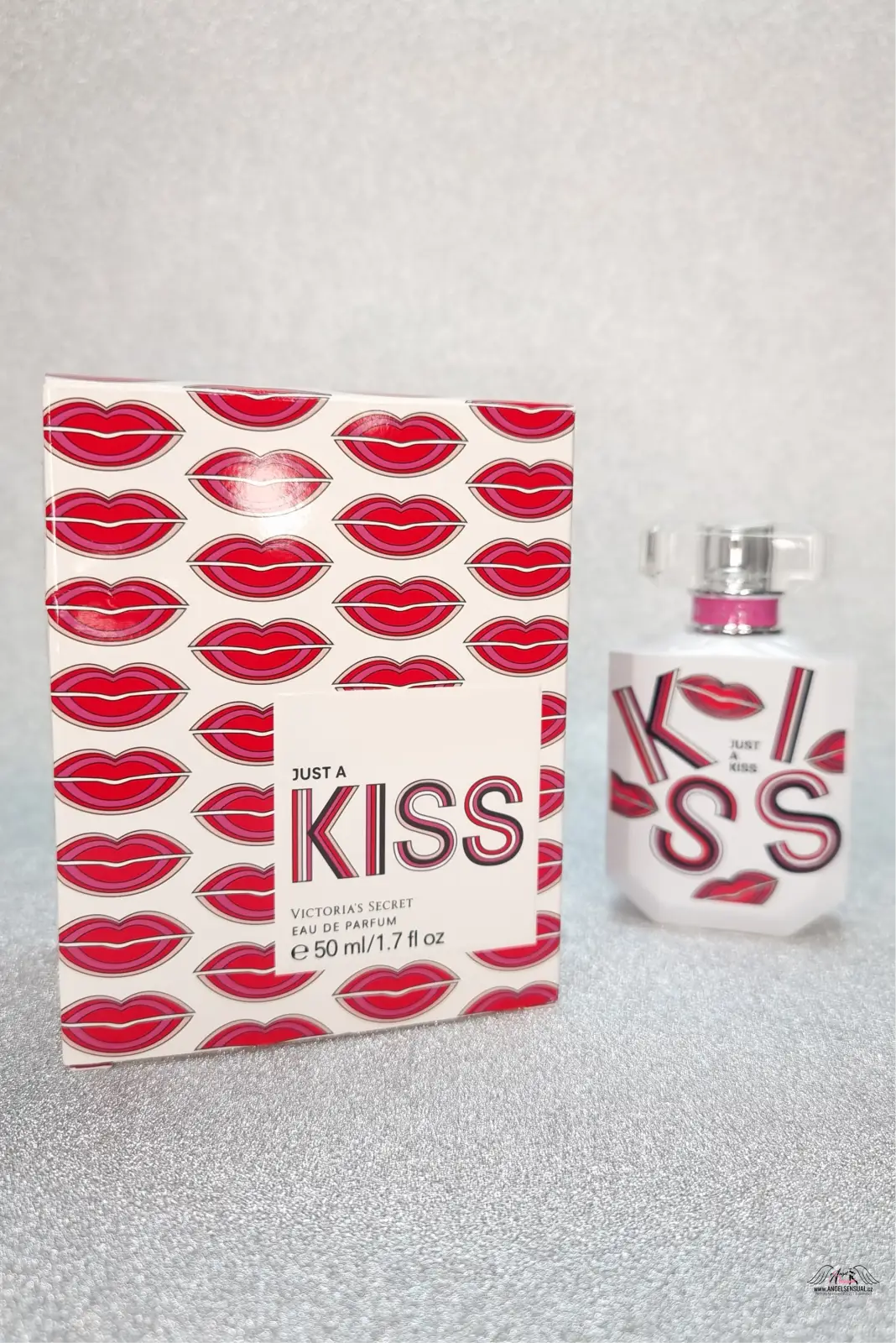 Obrázek Victoria’s Secret Just A Kiss parfému a krabičky, svůdná vůně kiss edp