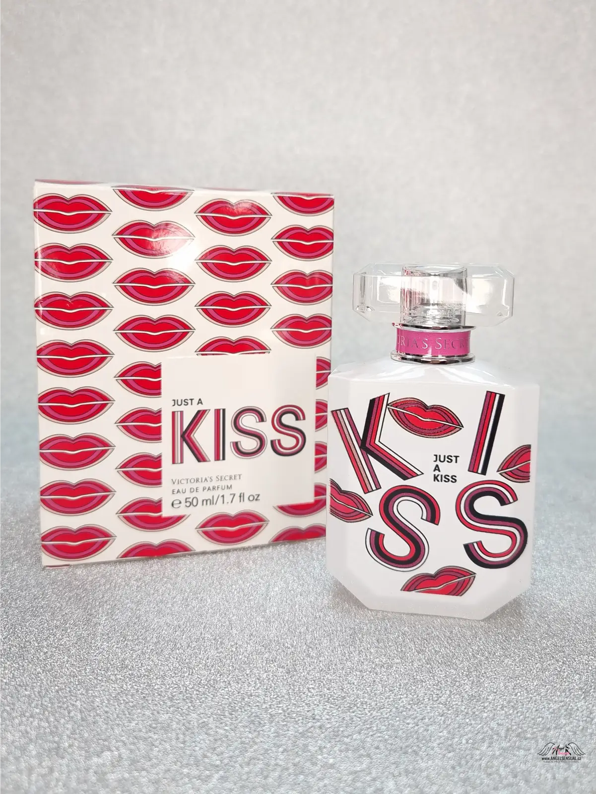 Victoria’s Secret Just A Kiss parfémová lahvička a krabice, svůdná vůně kiss edp