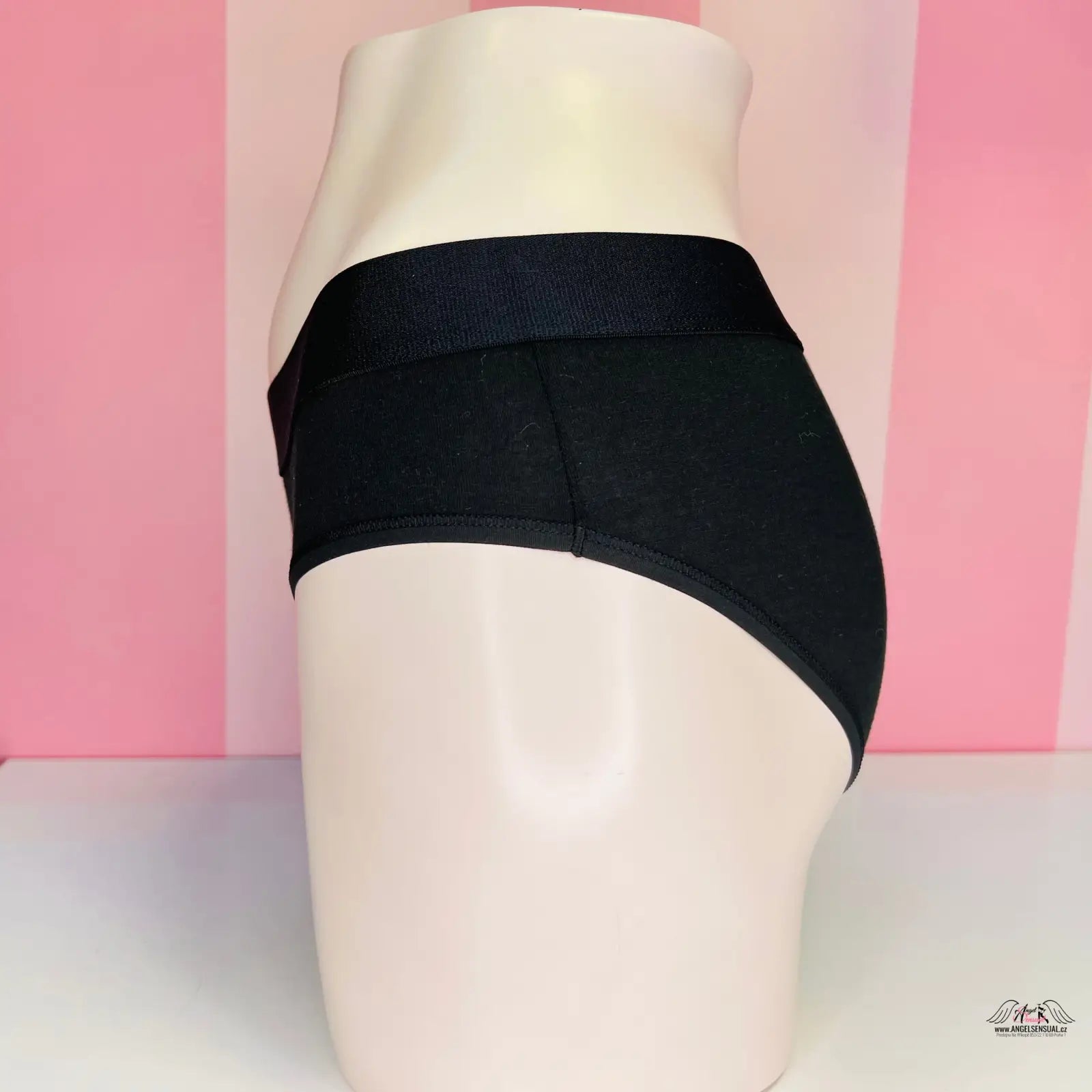 Blízký pohled na mannequin hlavu s černými kalhotkami Victoria’s Secret širokou gumou