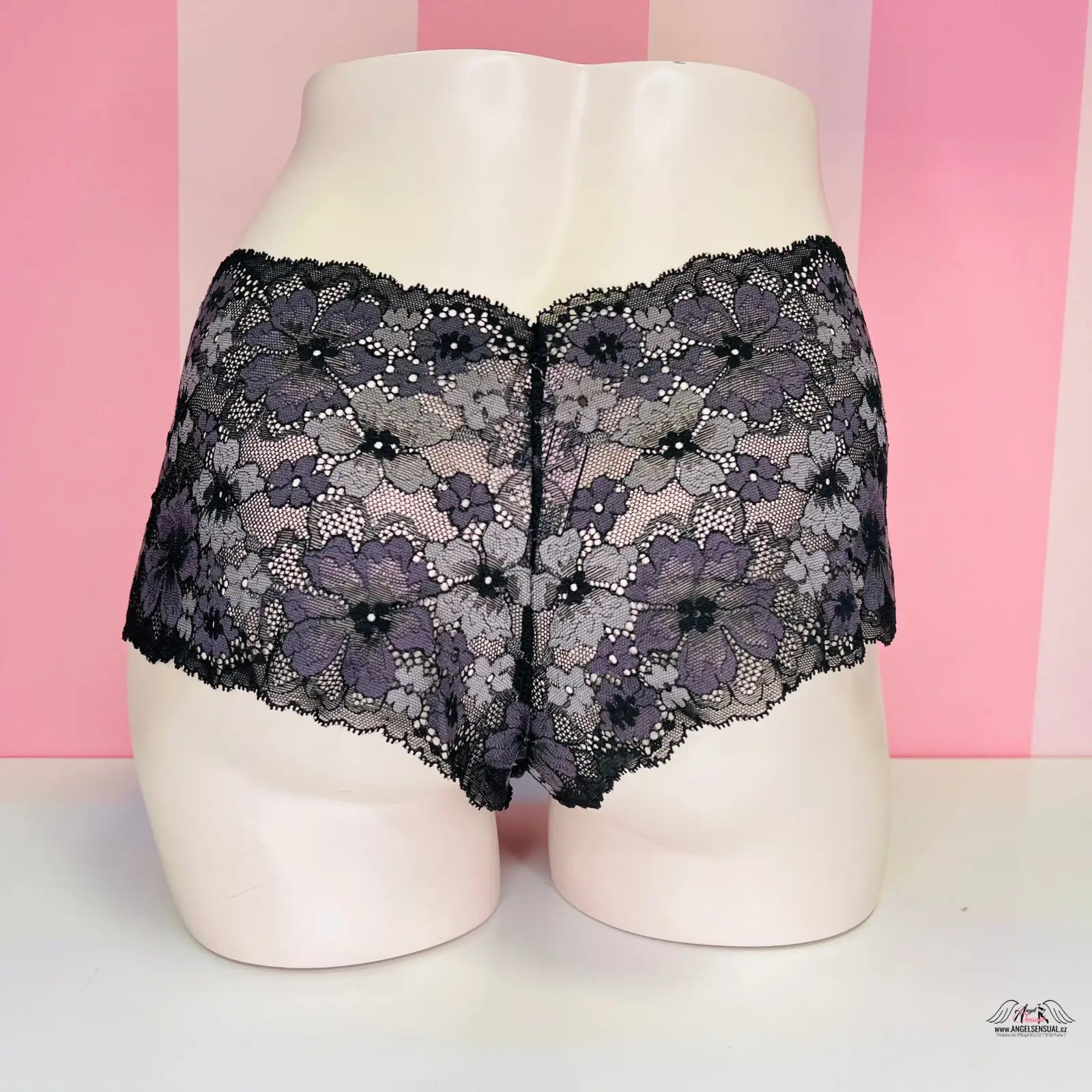 Black lace underwear with floral pattern on mannequin, pohodlné celokrajkové kalhotky