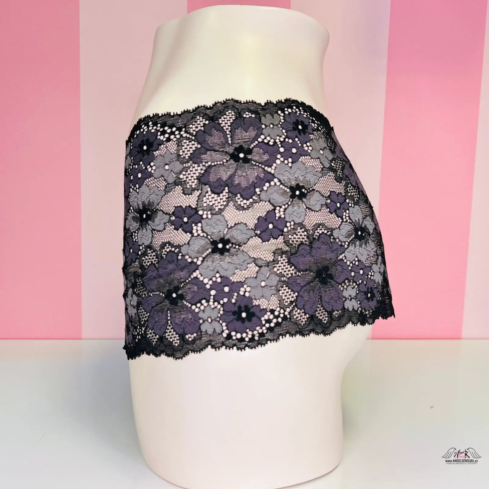 Black floral lace garter with rhinestone accents for pohodlné celokrajkové kalhotky Victoria’s Secret