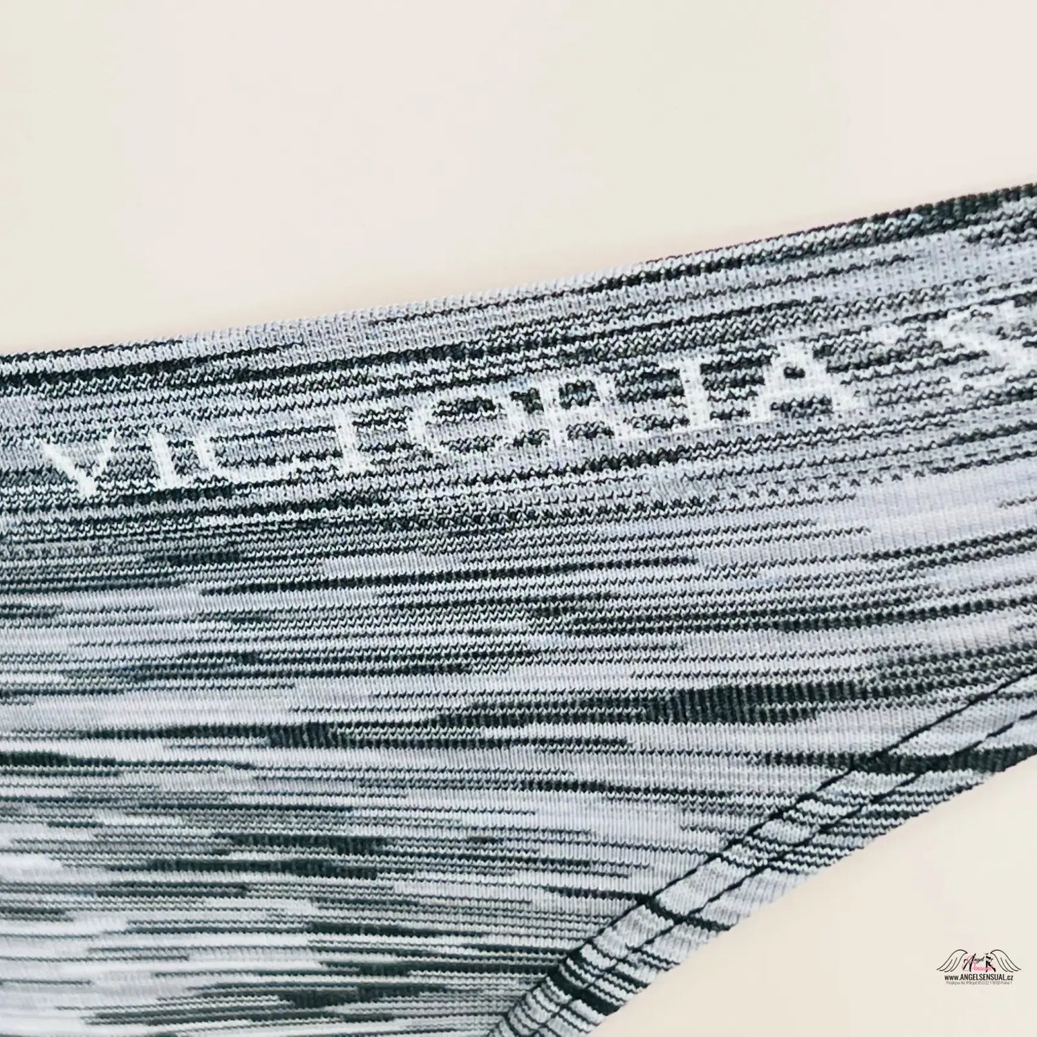 Žíhané kalhotky Victoria’s Secret Cheekini na levé straně s šedými a bílými pruhy