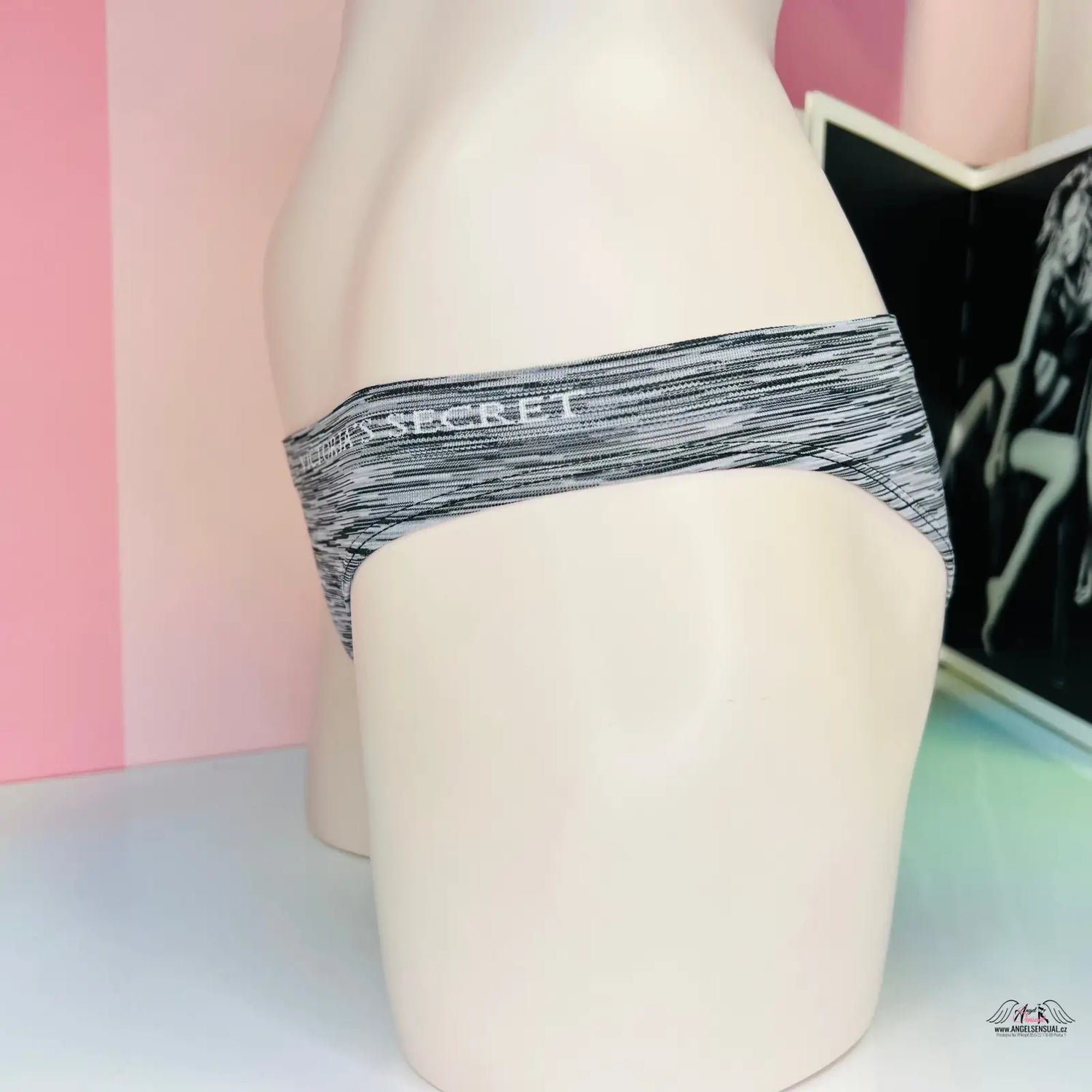 Gray a bílý pruhovaný žíhané kalhotky Victoria’s Secret levé straně