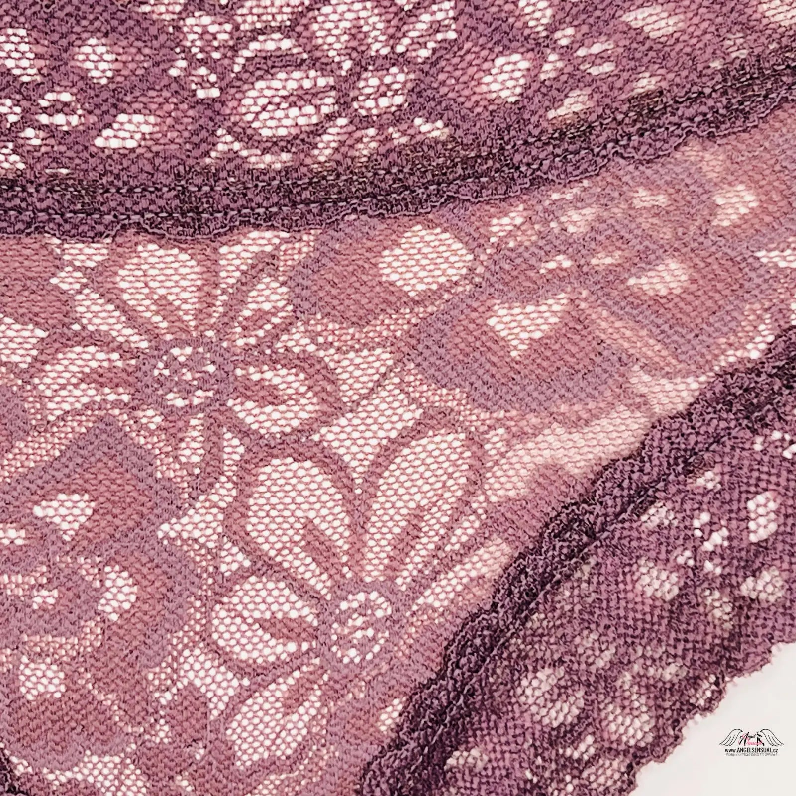 Detail close-up purple krajkových kalhotek Cheeky Victoria’s Secret příjemného materiálu