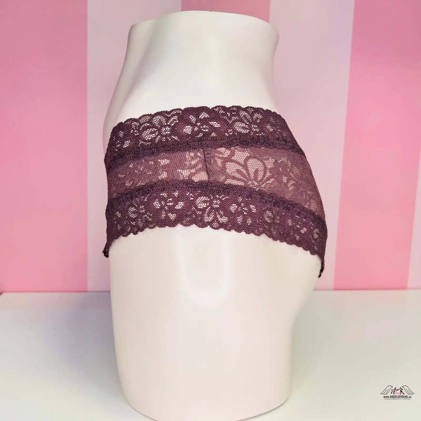 Detailní záběr na hlavu mannequin s fialovým krajkovým kalhotkami Victoria’s Secret Cheeky