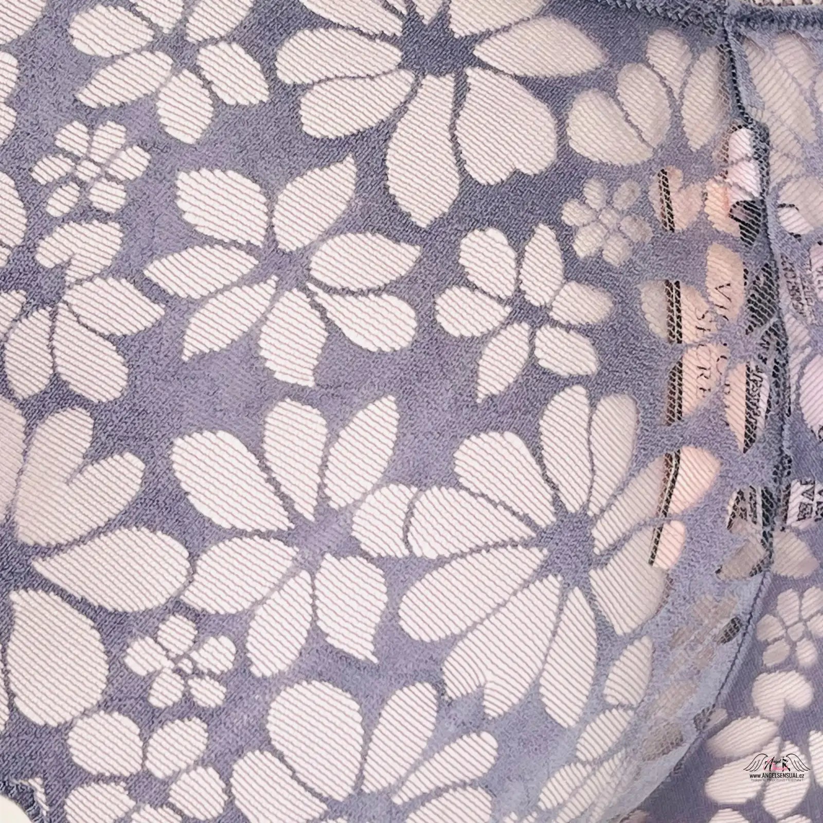 Detailní záběr na krajkovou část pohodlných elastických kalhotek Victoria’s Secret Kalhotky Hipster s Krajkou