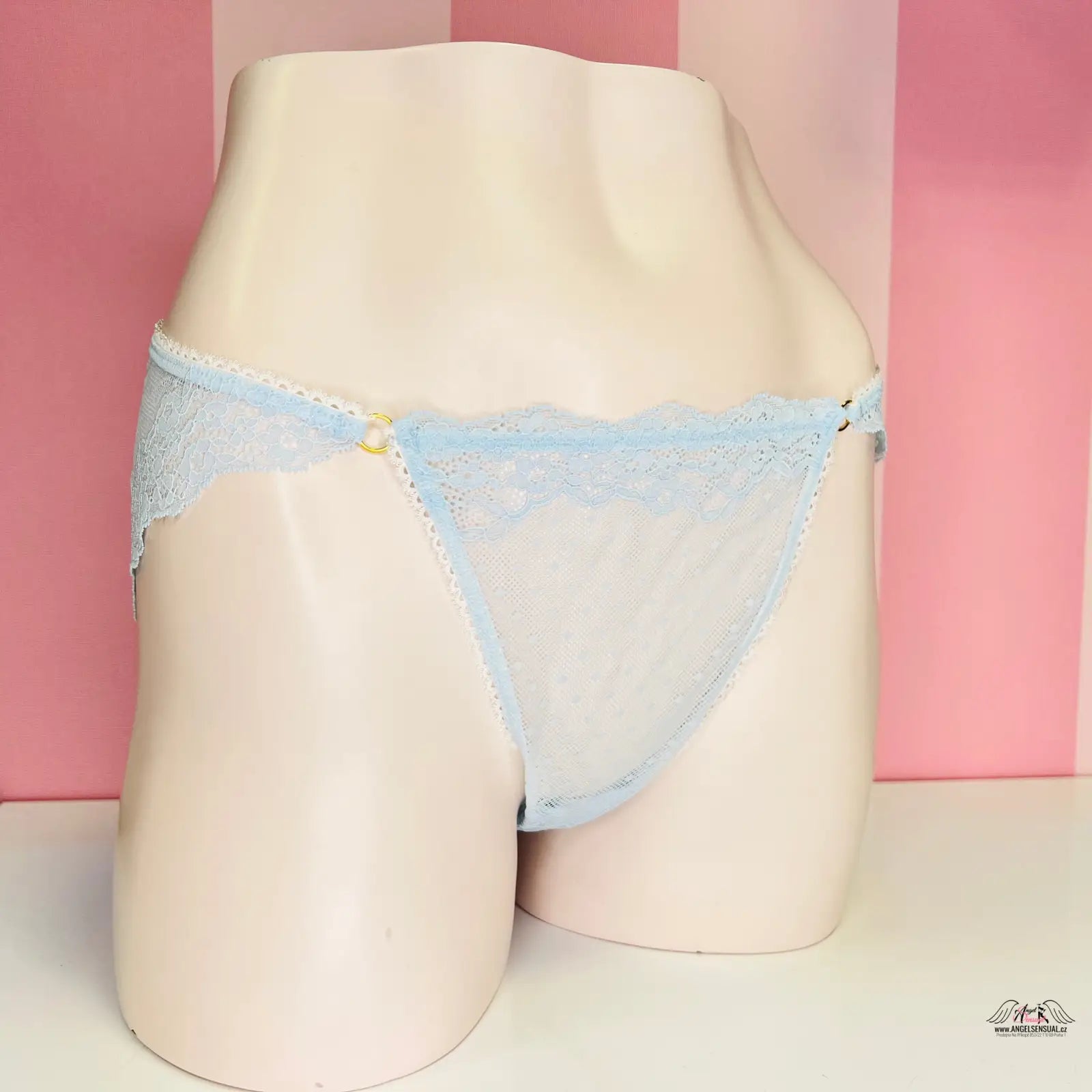Light blue jemné kalhotky s krajkovým lemem na modelu, ideální pro každodenní komfort