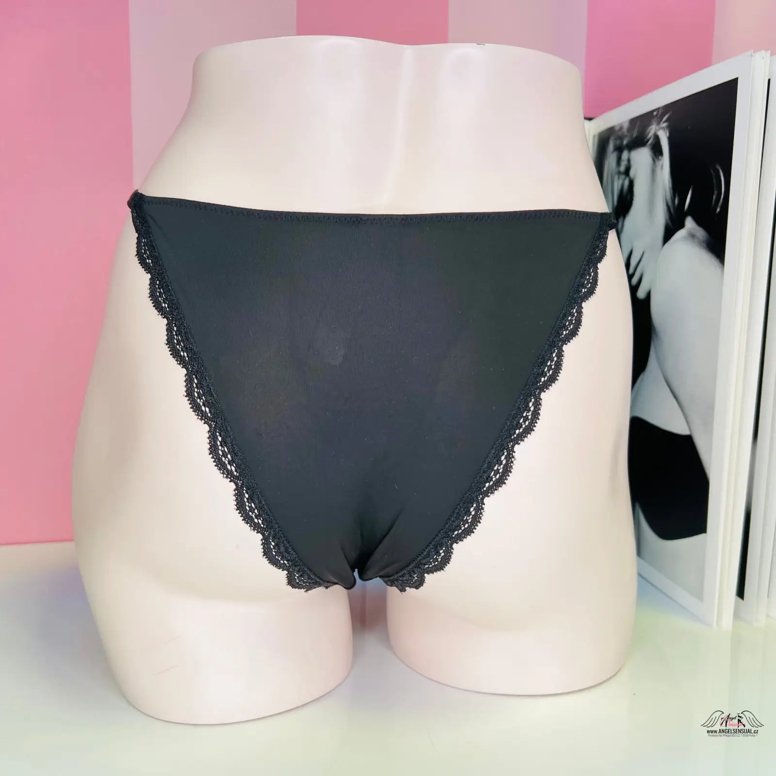 Black lace-trimmed krajkové kalhotky itsy s vyšším pasem na manekýnu