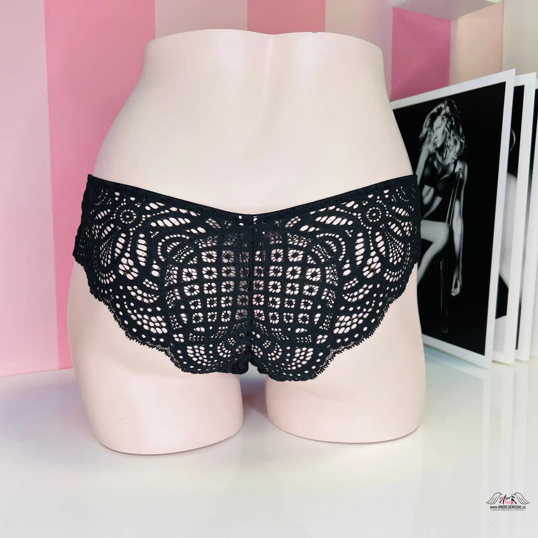 Black lace underwear on mannequin torso, Victoria’s Secret Kalhotky Krajkové, svůdné krajkové kalhotky