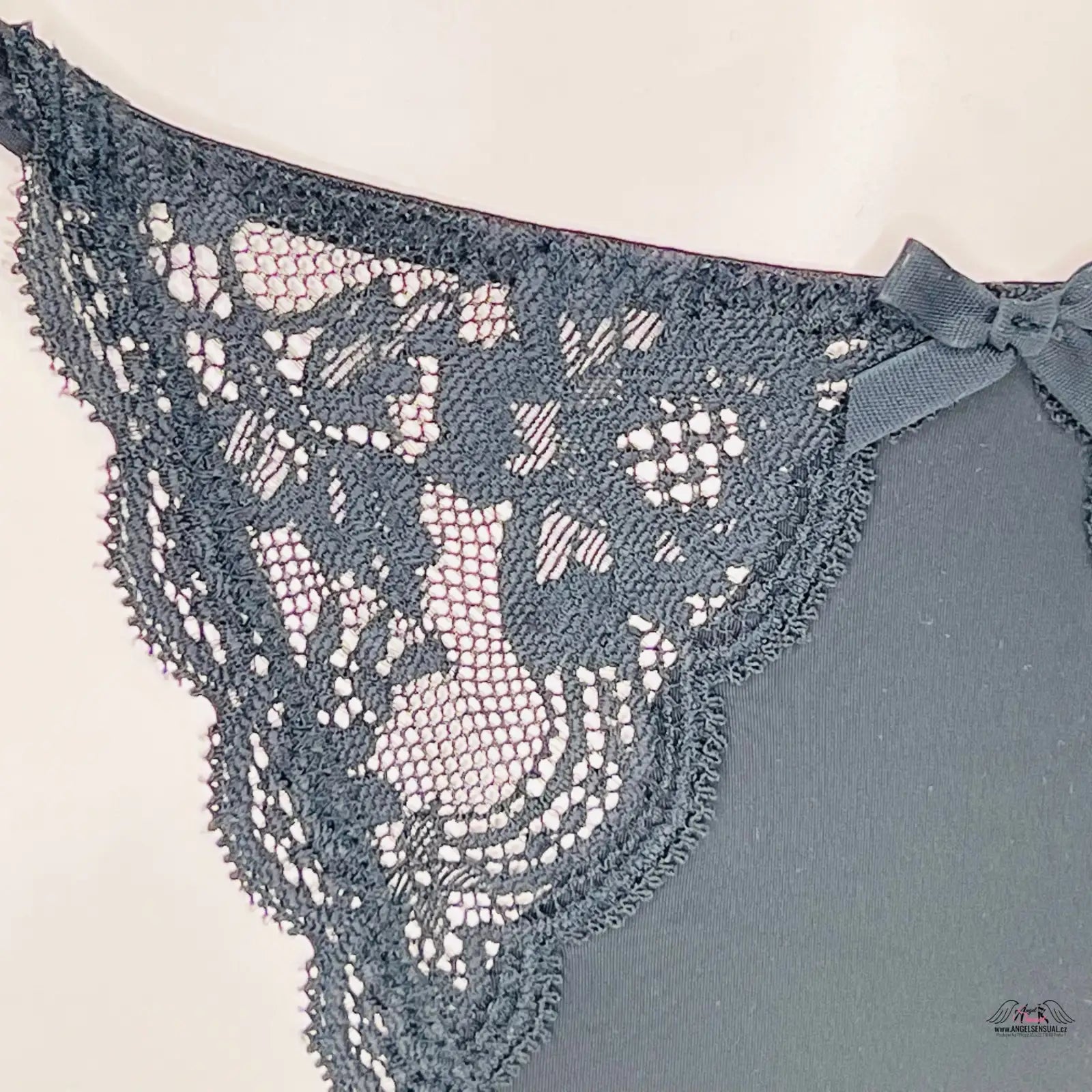 Delikátní šedé krajkové kalhotky s jemnou krajkou a floral patterns od Victoria’s Secret