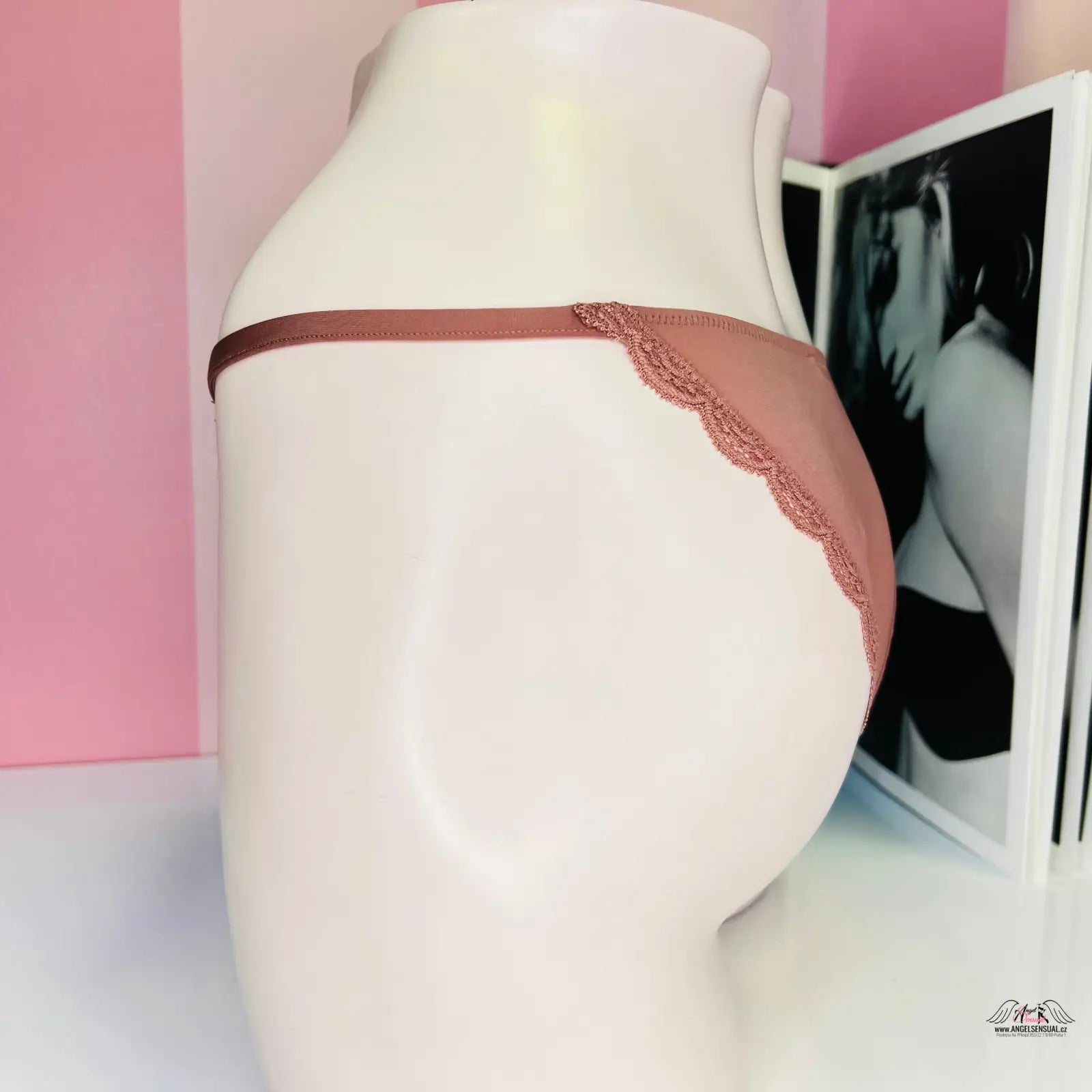 Socha z keramiky nebo porcelánu spodního trika s krajkovými kalhotkami Victoria’s Secret