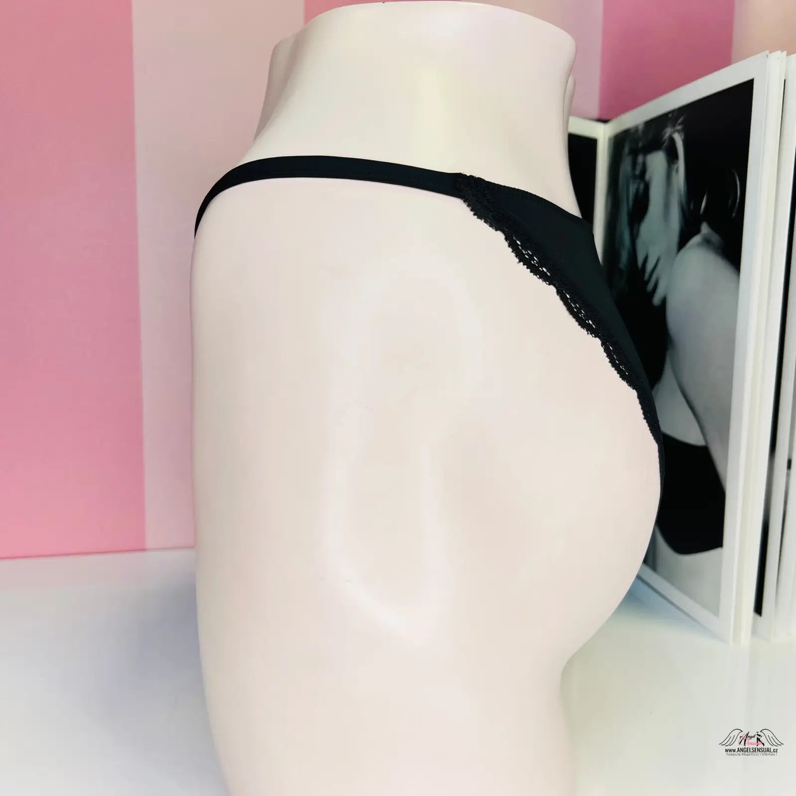 Bílý manekýn s krajkovými kalhotkami s vyšším pasem Victoria’s Secret Kalhotky Krajkové