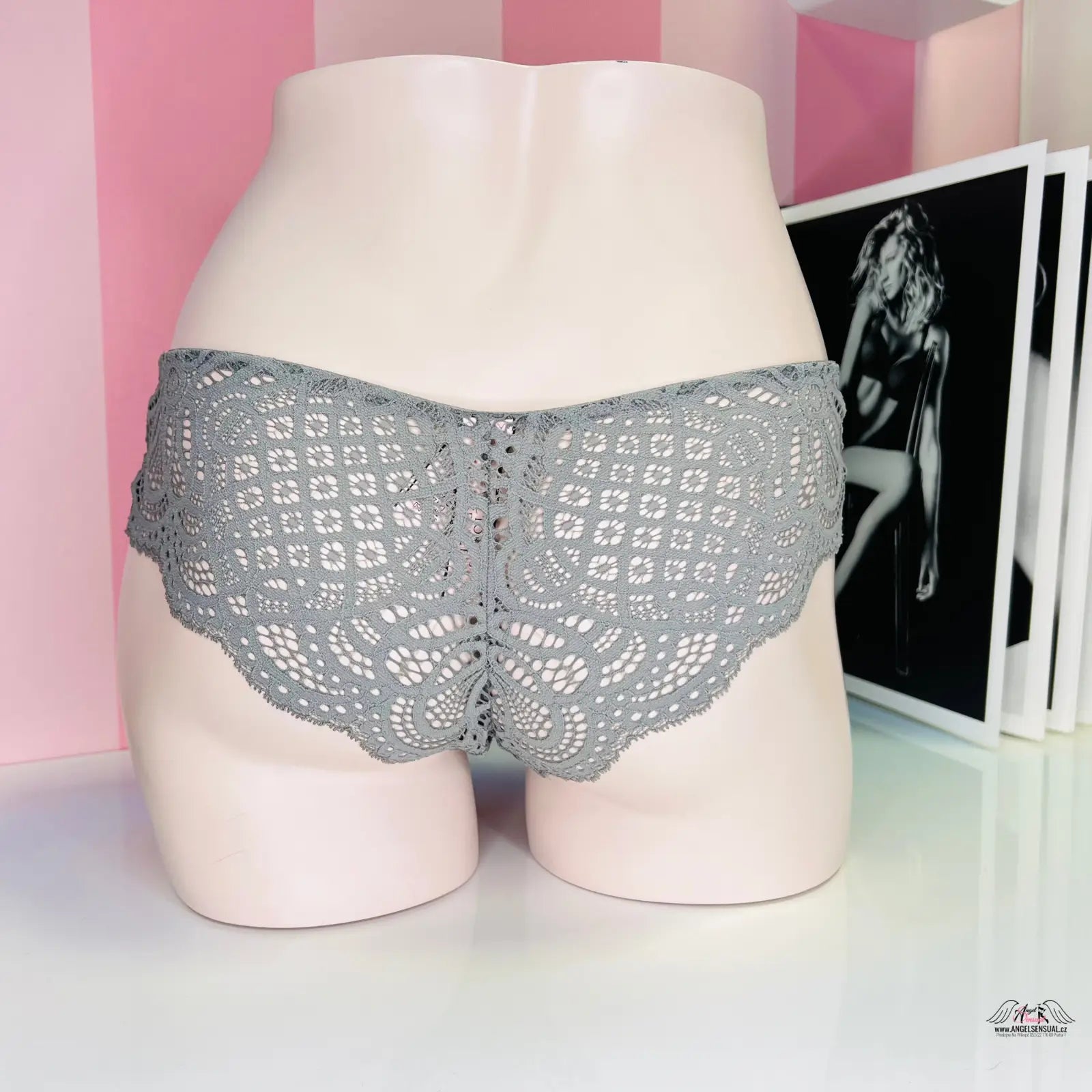 Šedé krajkové kalhotky Victoria’s Secret na manekýnu, svůdné krajkové kalhotky