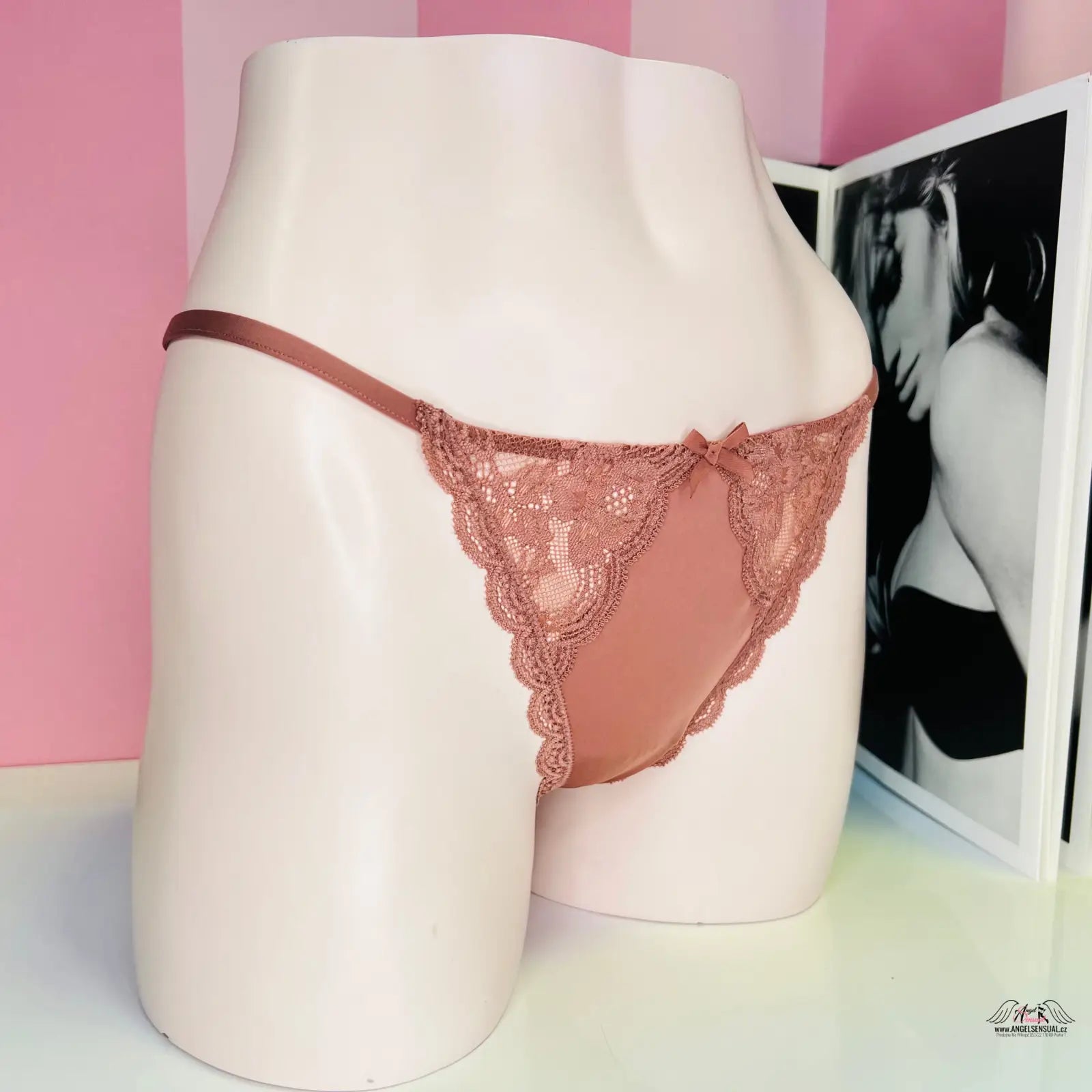 Pinké krajkové kalhotky s vyšším pasem na figuríně, Victoria’s Secret Kalhotky Krajkové
