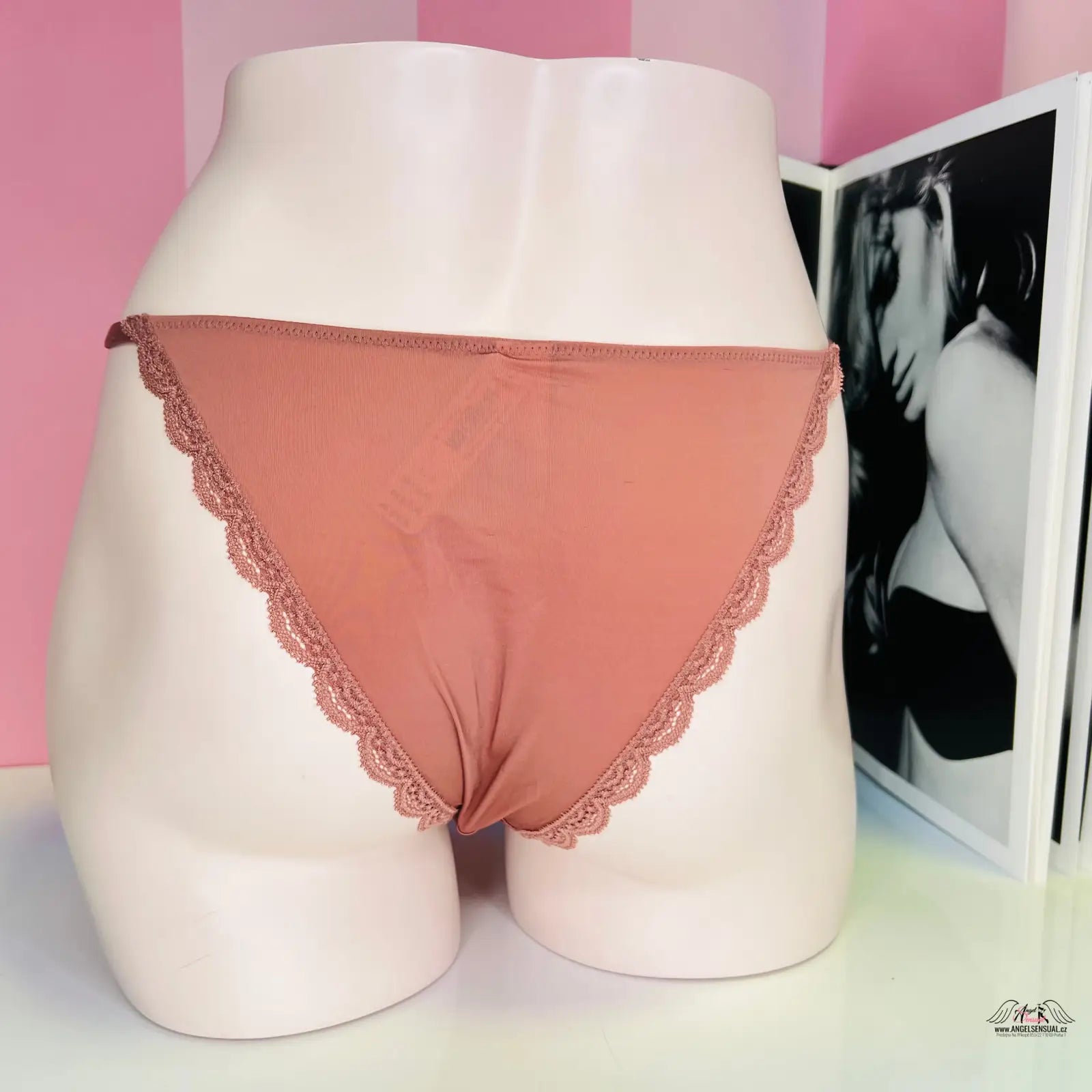 Pinké krajkové kalhotky s vyšším pasem na modelu, Victoria’s Secret Kalhotky Krajkové