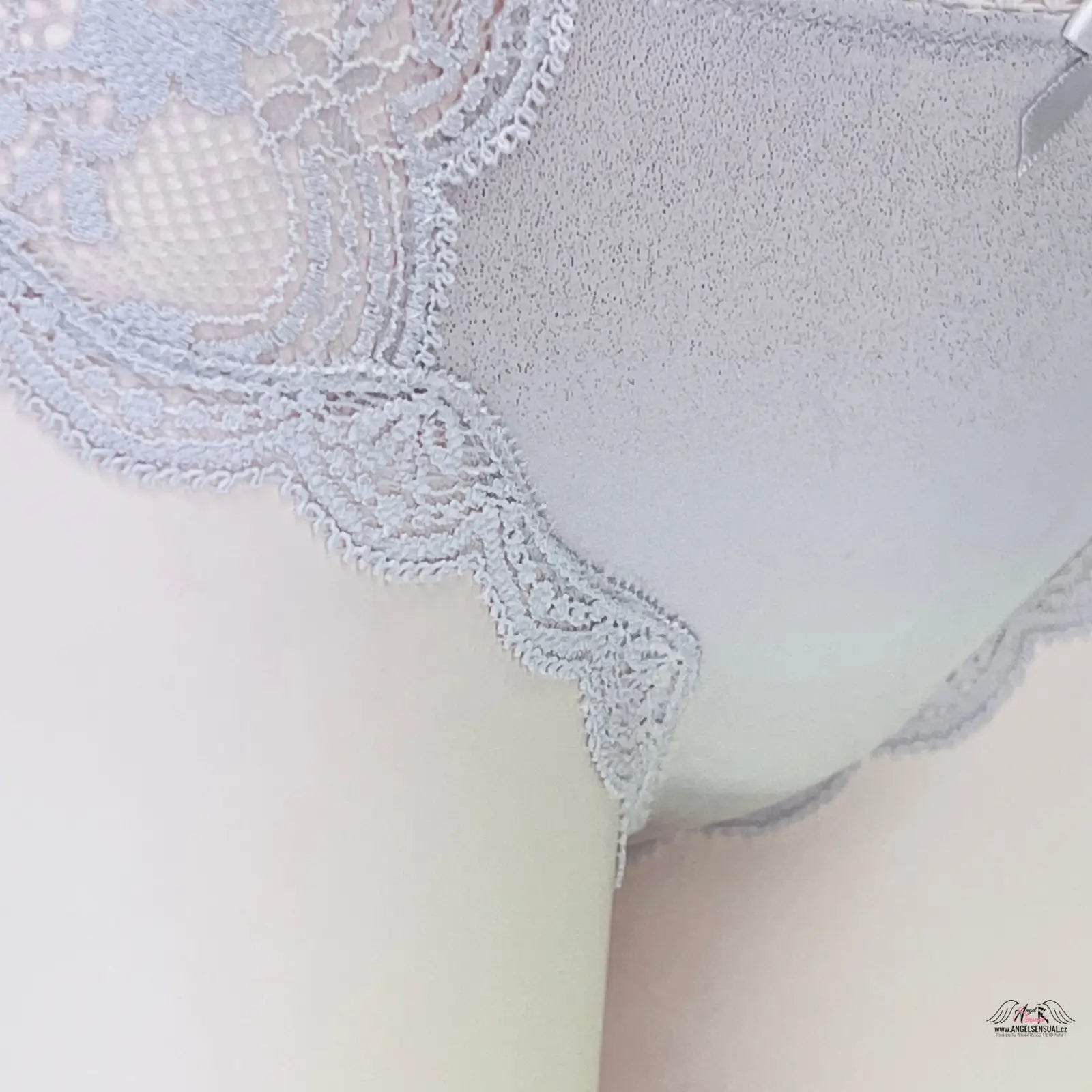 Delikátní bílý krajkový lem na látce z kolekce Victoria’s Secret svůdné krajkové cheekini