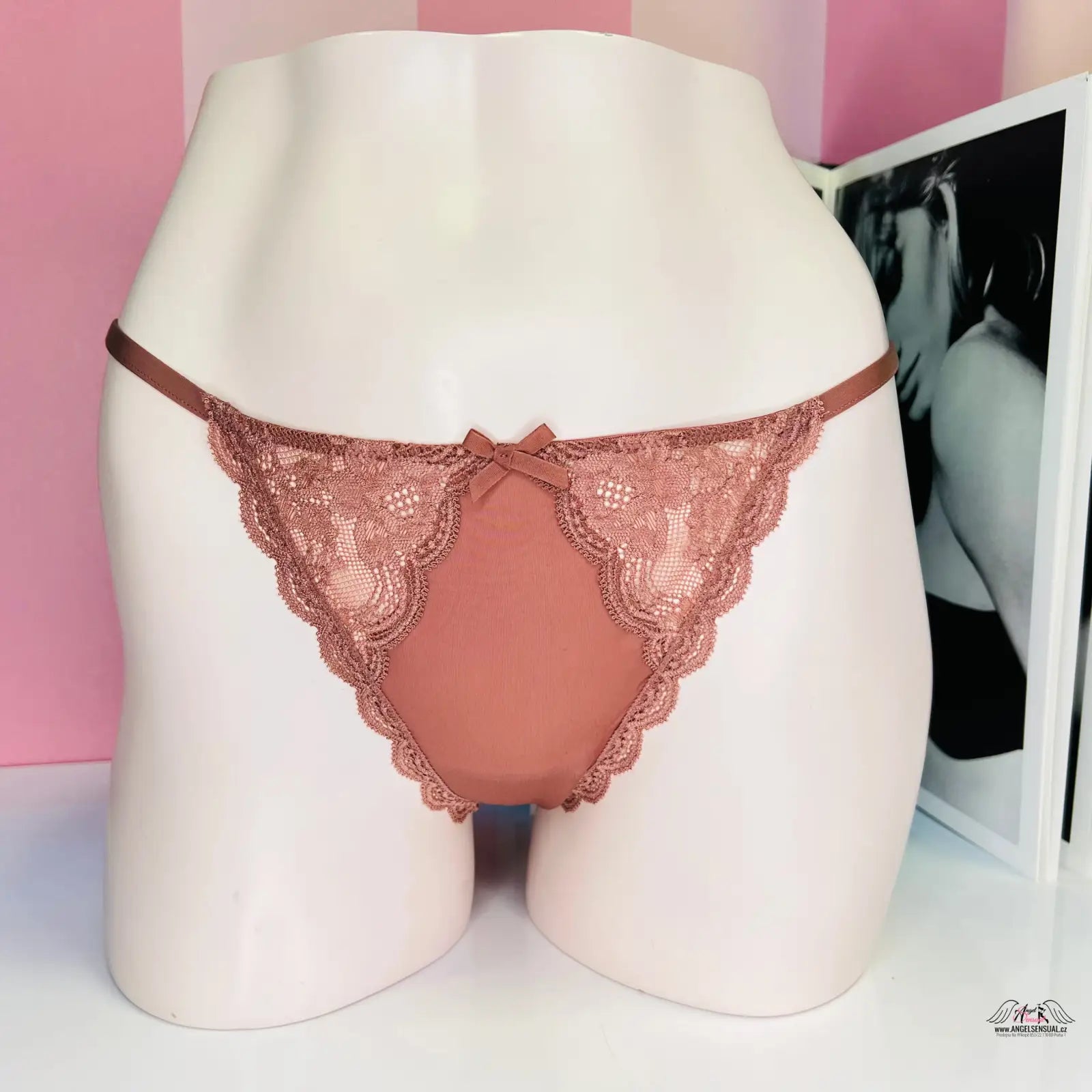 Pinké krajkové kalhotky s vyšším pasem na figuríně, Victoria’s Secret Kalhotky Krajkové