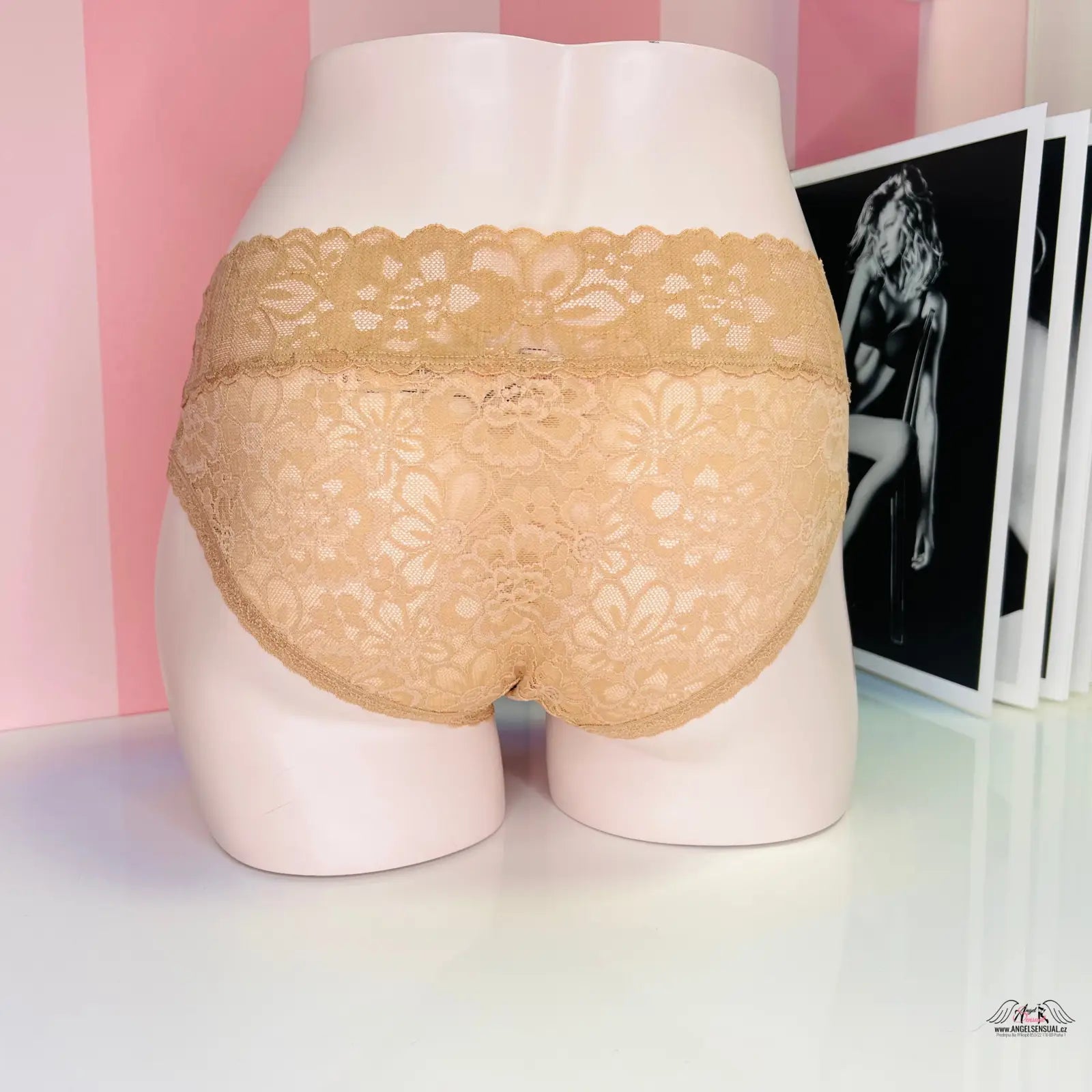 Beige krajkové kalhotky Victoria’s Secret Kalhotky Krajkové na modelu, luxusní krajkové