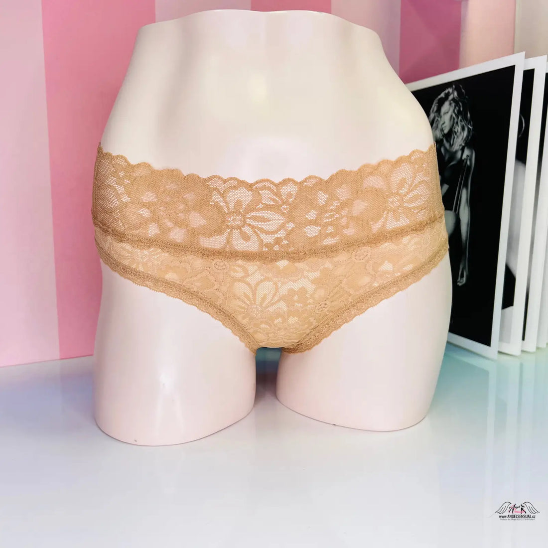 Beige krajkové kalhotky Victoria’s Secret Kalhotky Krajkové na bílém modelu