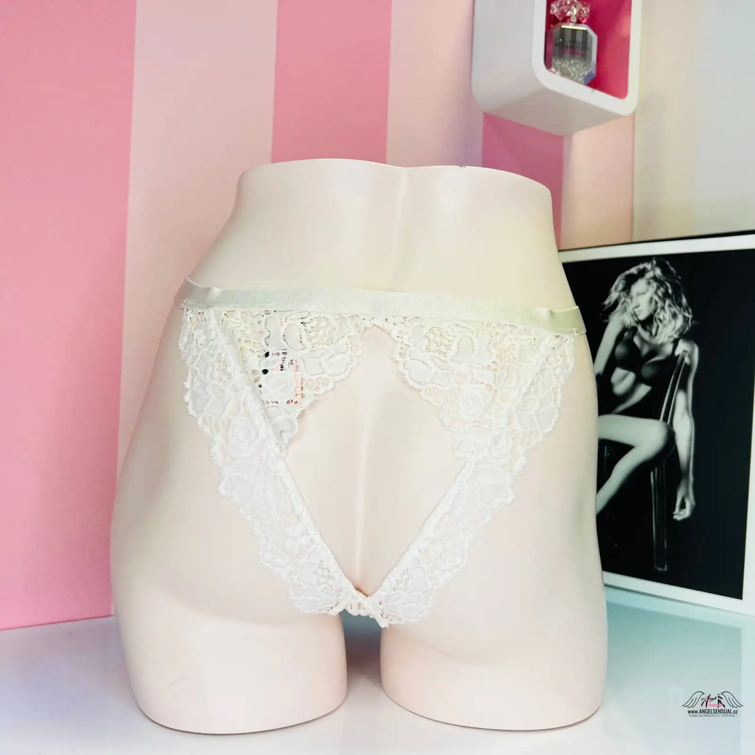 Bílé kalhotky s krajkou z kolekce Victoria’s Secret spodního prádla
