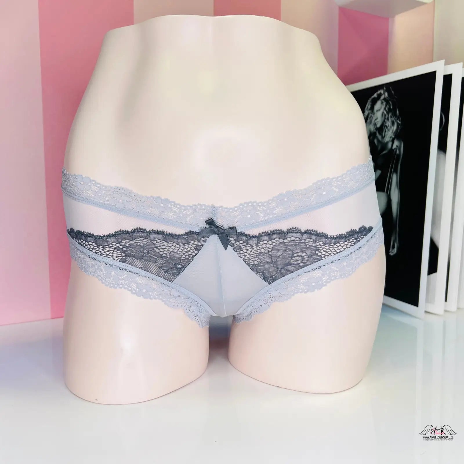 Pale blue a šedé krajkové dámské kalhotky s otvorem na figuríně, smyslný look
