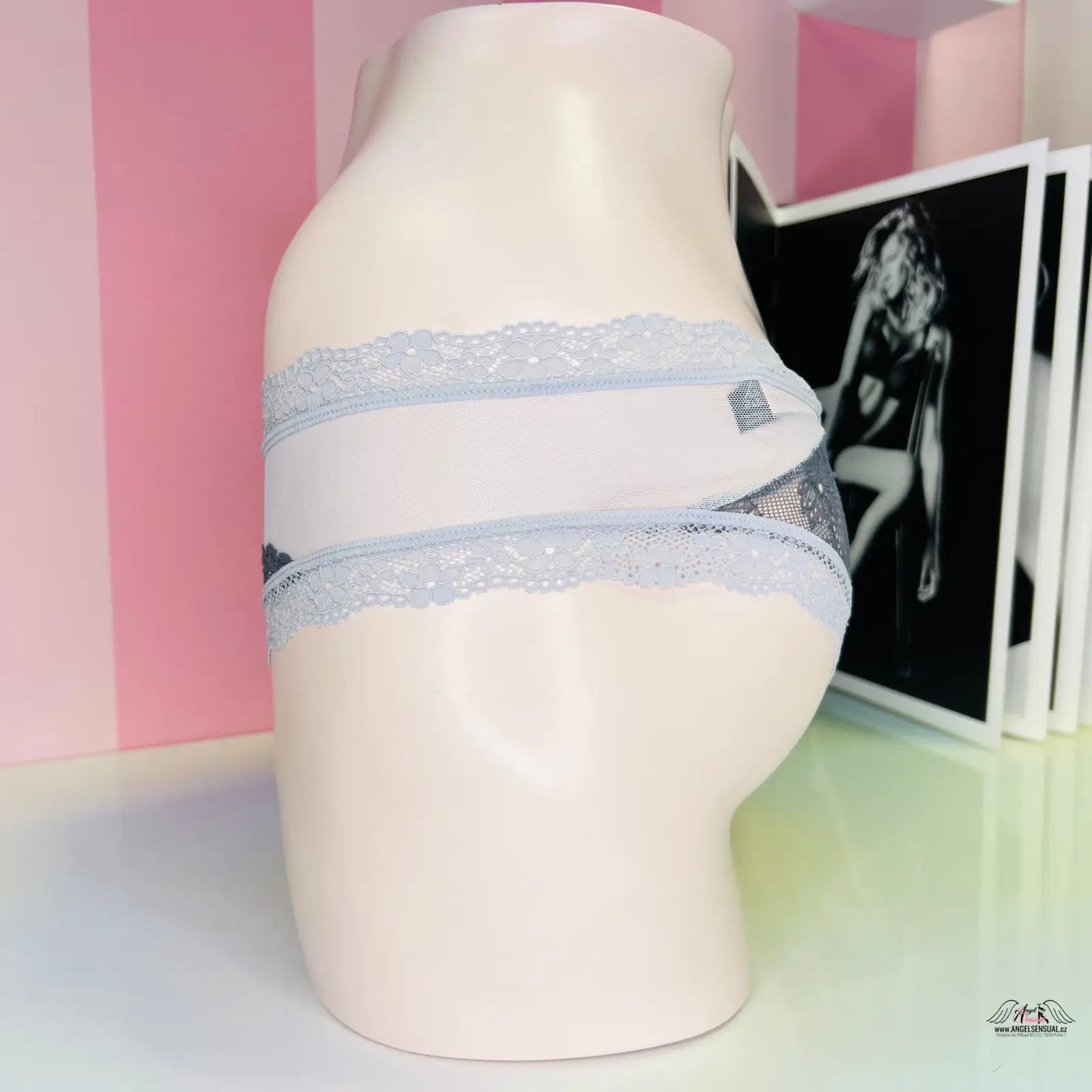 Bílá keramická váza s modrými pruhy připomínající spodní prádlo pro smyslný look