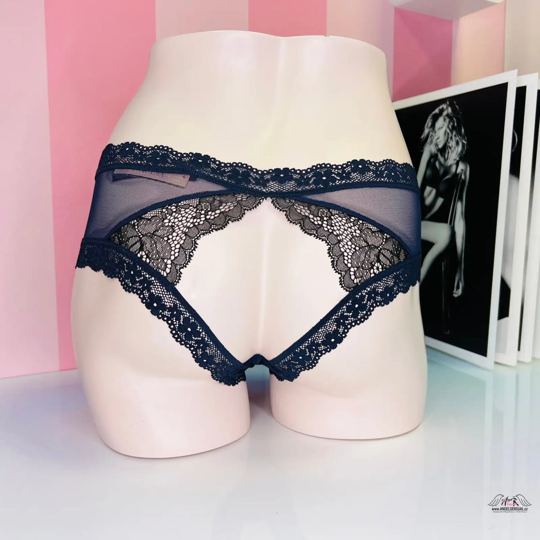 Navy blue síťované nízké kalhotky Victoria’s Secret s krajkovým otvorem na modelu
