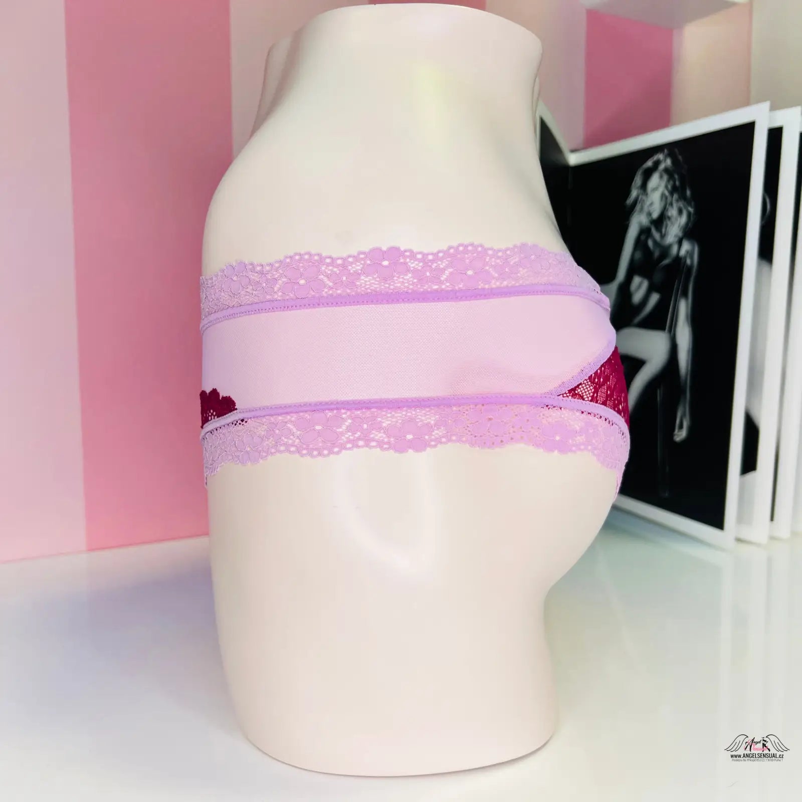 Manekýn s růžovými krajkovými kalhotkami Victoria’s Secret Kalhotky Krajkové s Otvorem, smyslný look