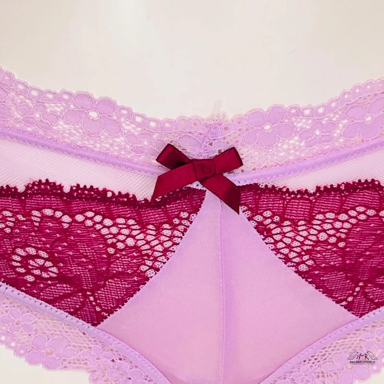 Smyslný look sítěované nízké kalhotky Victoria’s Secret s krajkou a mašlí